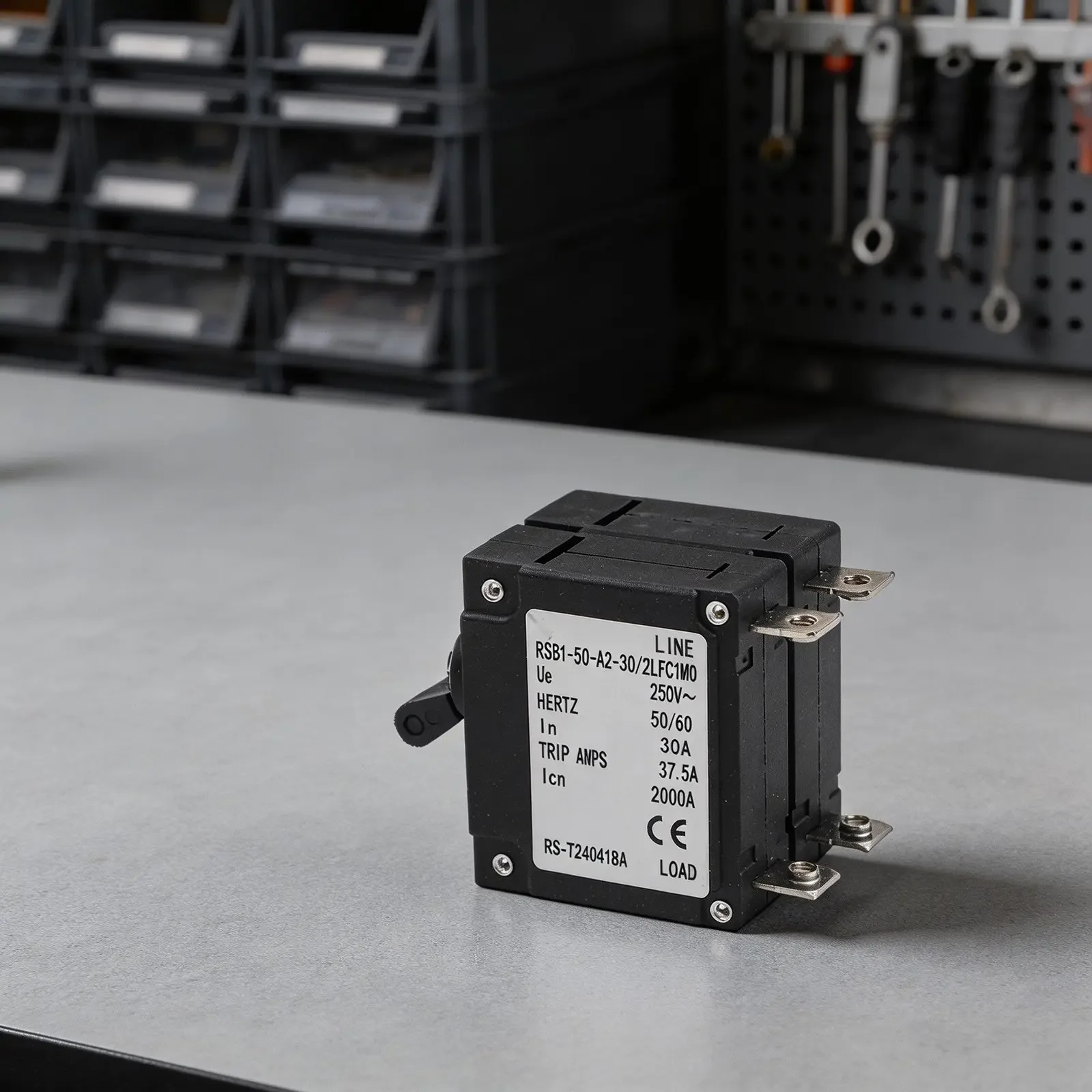 Black Hydraulic Breaker Reliable Circuit Protection UPS Power System Overload Protection Overcurrent Protection