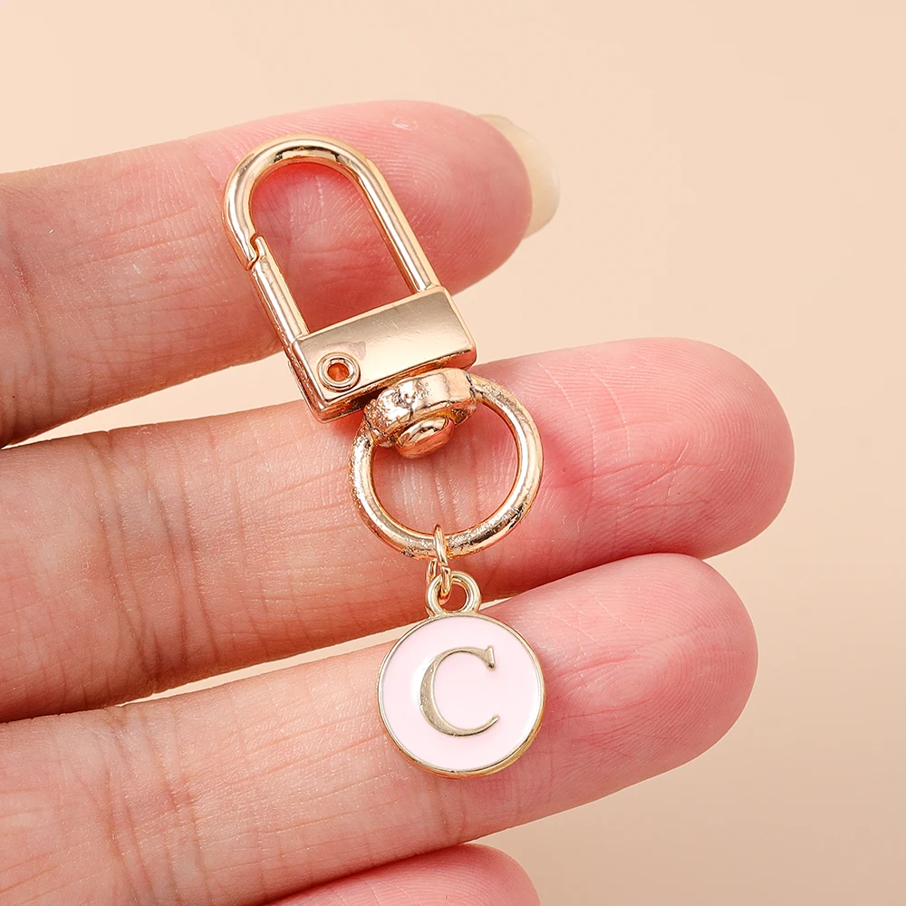 Aihua Emaille A-Z Alphabet Anhänger Schlüsselanhänger Initialen 26 Buchstaben Schlüsselanhänger Handtasche Ornamente DIY Mädchen Kinder Schmuck Geschenke – Detail 9