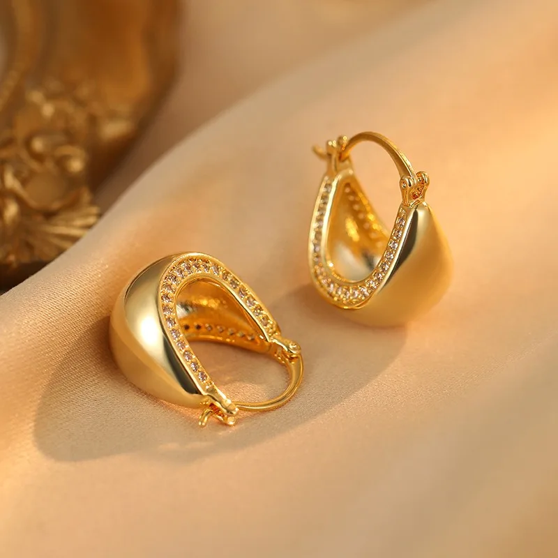 

Новые высококачественные глянцевые серьги-браслеты для женщин: модные, элегантные, в ретро-стиле, с нежным дизайном, нишевая модель, с микроинкрустацией.