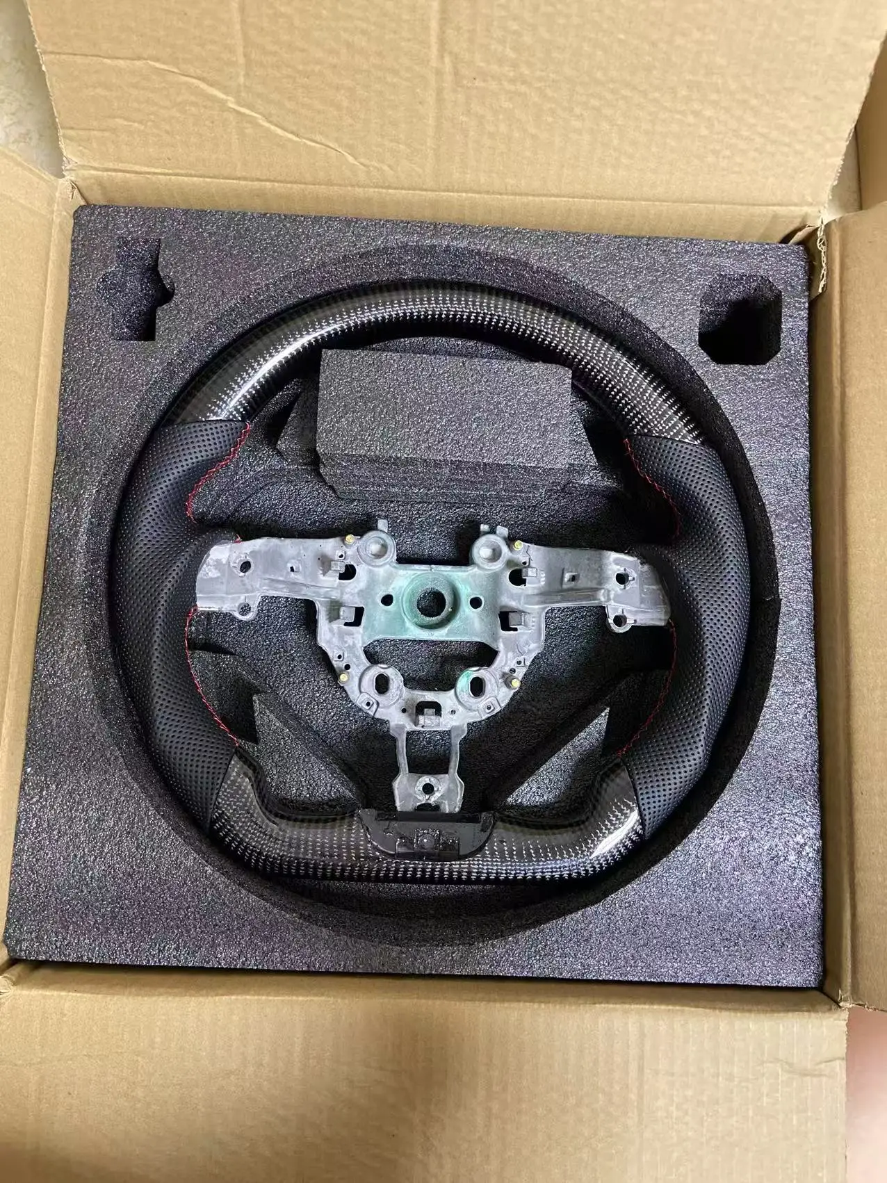 

Real Carbon Fiber Steering Wheel Perforated leather Fit for Kia Stinger Red stitching Steering Wheel 2018-2023