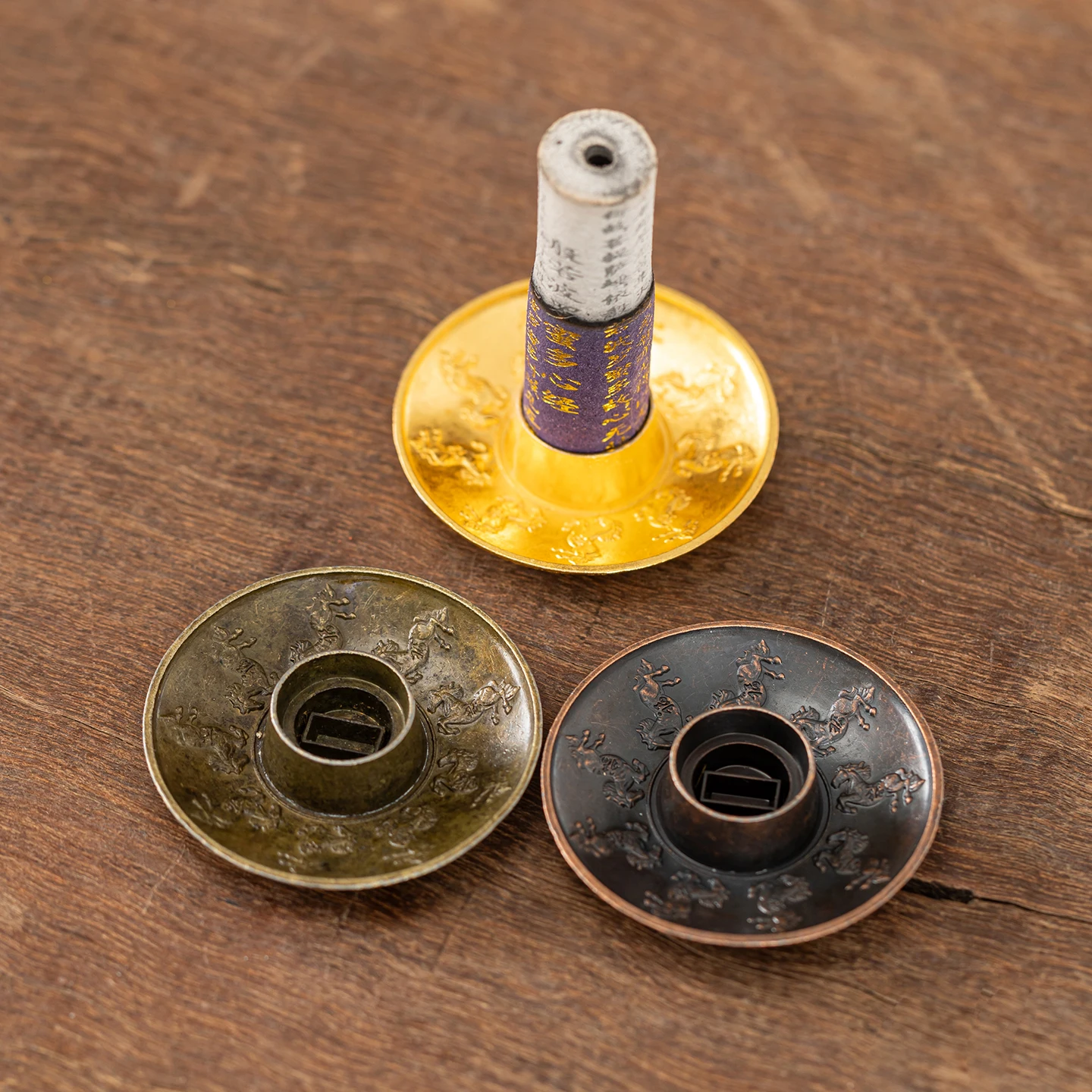 Räucherstäbchen in 3 Farben Erhältlich, Zylindrischer Räucherstäbchenhalter, Teetisch- und Schreibtischdekoration, Klein und Exquisit, Ein Räucherstäbchenhalter mit Doppelfunktion
