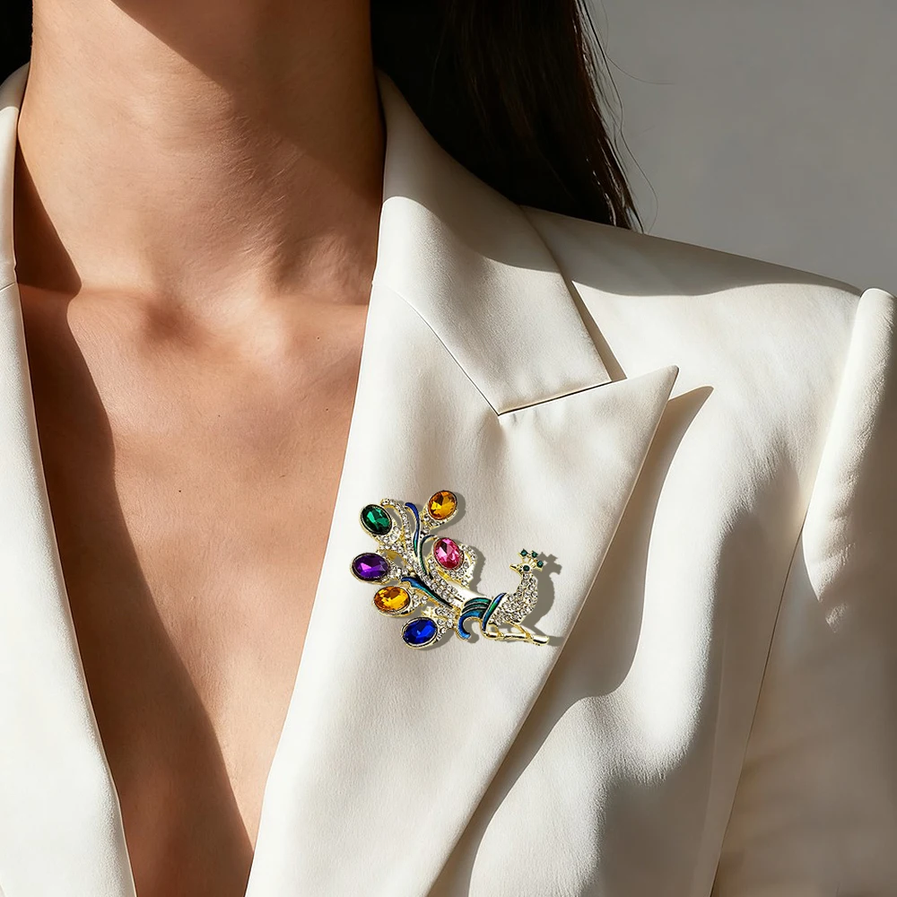 

Luminous Water Drill Peacock Brooch, Fun Bag Badge, Elegant Lapel Pin for Men and Women, Perfect Gift for Friends