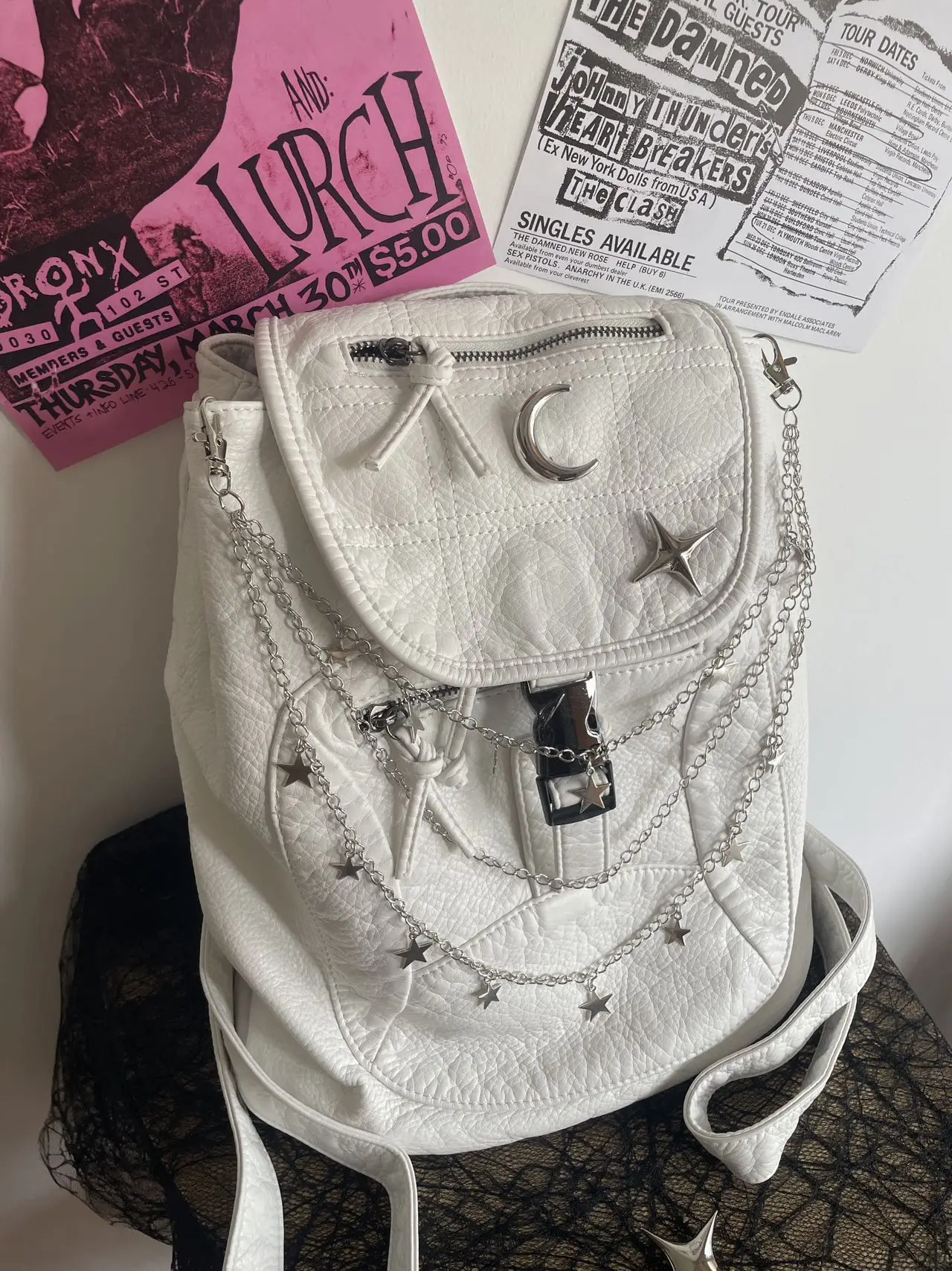 

Модный рюкзак с цепочкой и принтом луны и звезд, готический белый кожаный рюкзак для женщин, белый стеганый рюкзак в стиле Y2K