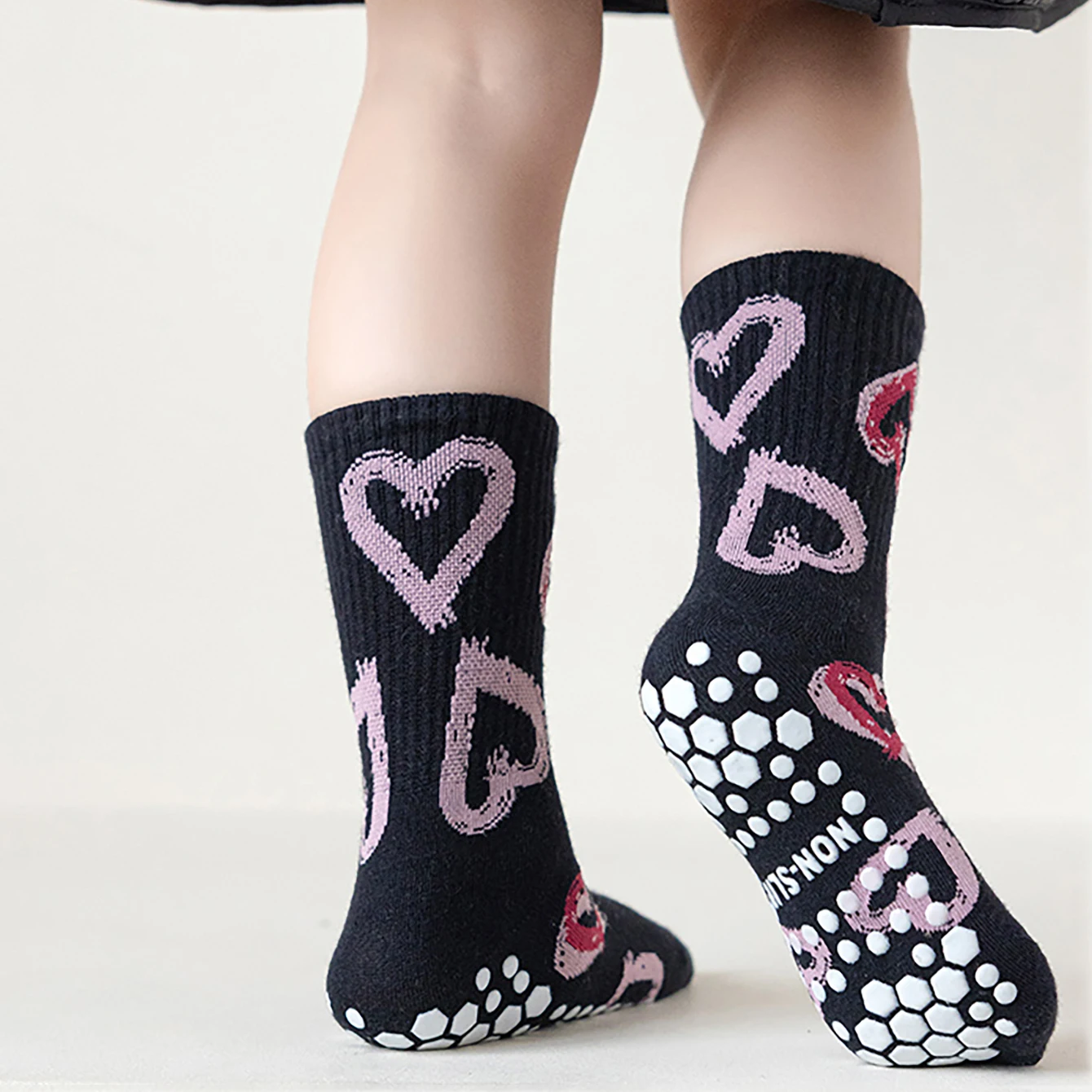 5 Paar Mädchen, mittelgroße und große Kinder-Bodensocken mit herzförmigem Streifenmuster, mittellange Socken, rutschfest, verschleißfest – Detail 10
