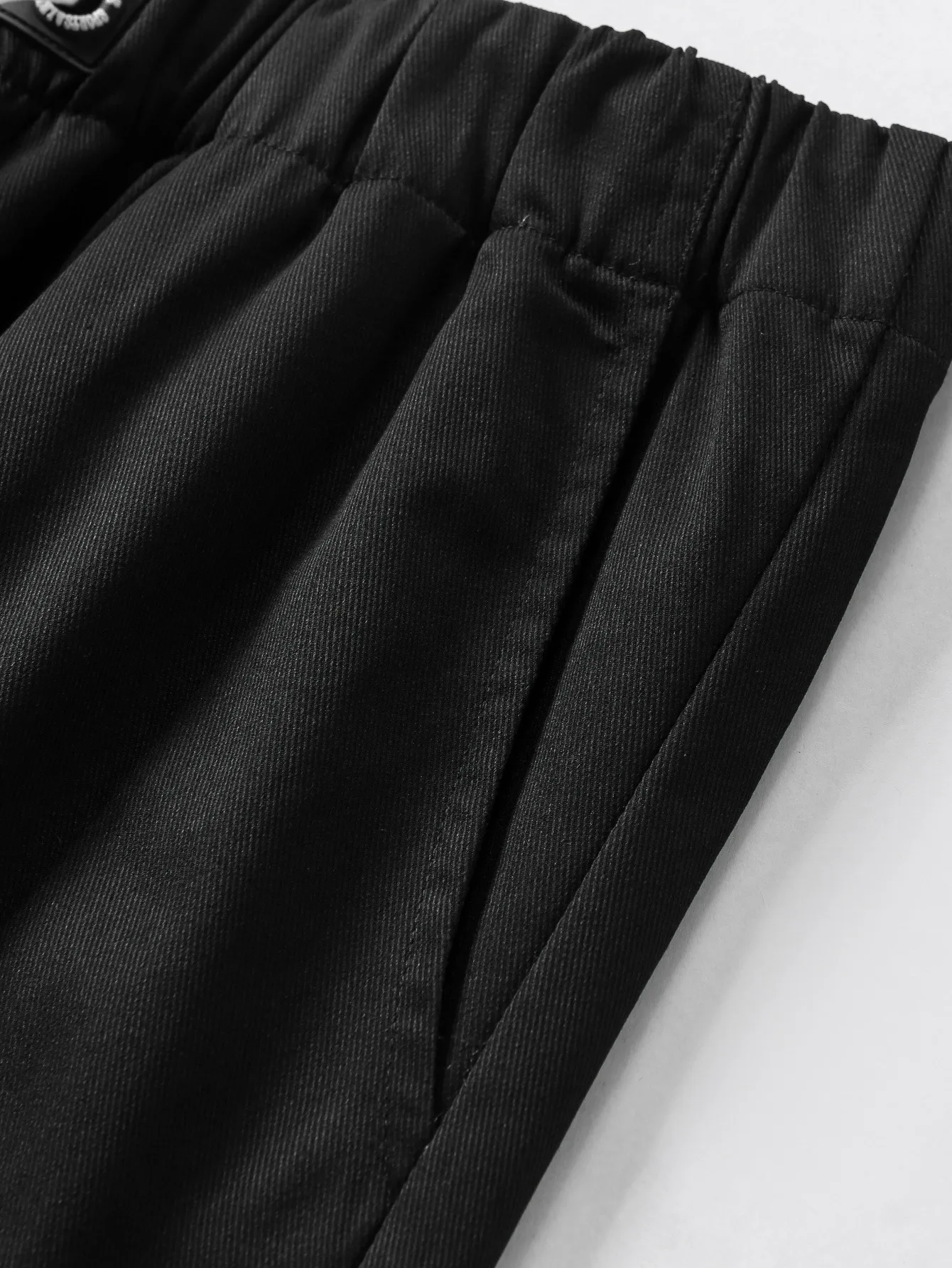 Pantalones cortos casuales con logotipo bordado para hombre, drapeados lisos, suaves antiarrugas, tela cómoda, modernos y versátiles, transpirables y agradables para la piel, adecuados para deportes al aire libre, ejercicio y fitness, uso diario