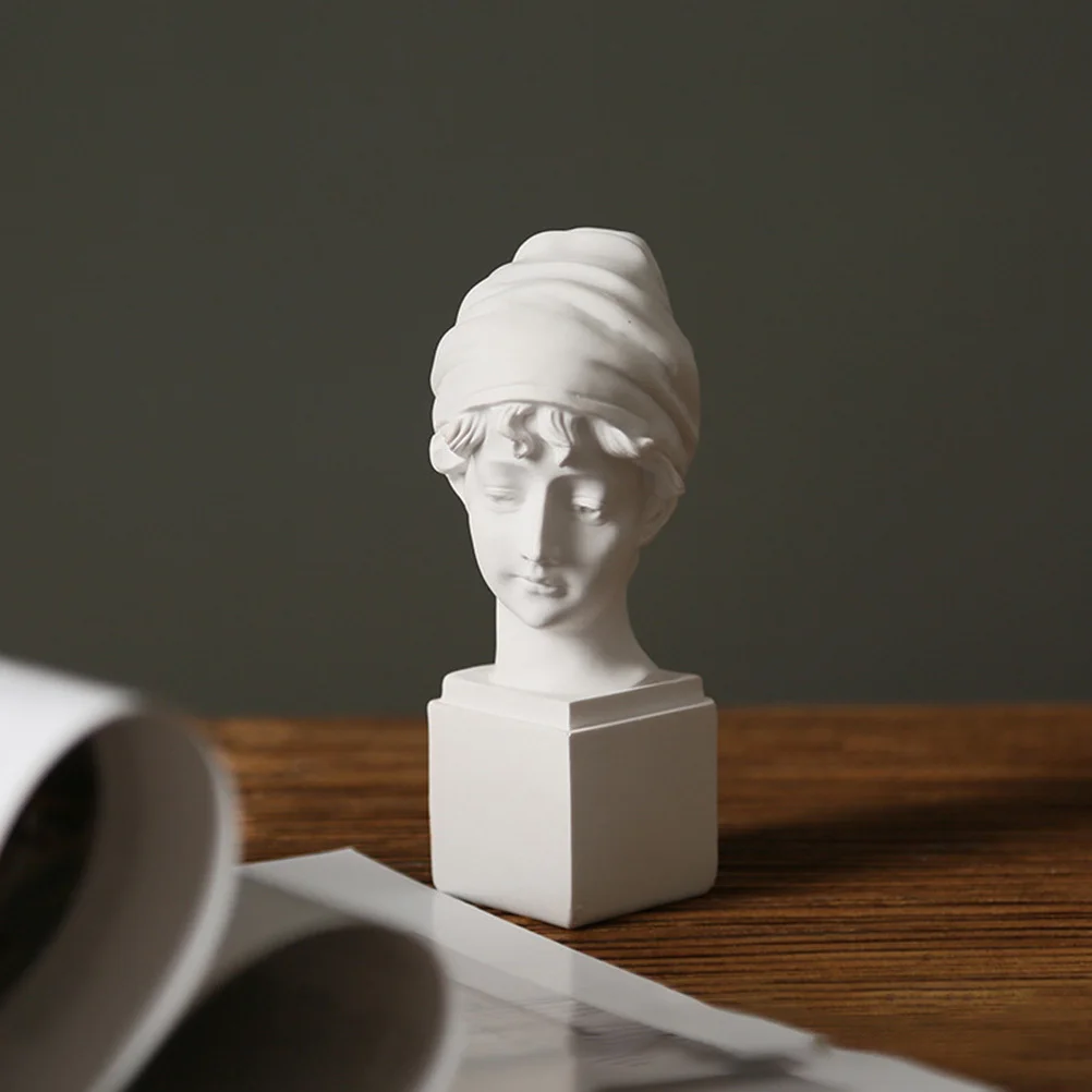 

1Pcs Charming Britain Tabletop Decor Realistic Home Ornament White Britain Figurine Human Figurine Tabletop Decor