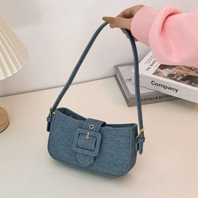 

Женская дизайнерская сумочка с элегантными деталями для особых случаев и официальных мероприятий Изысканный вид