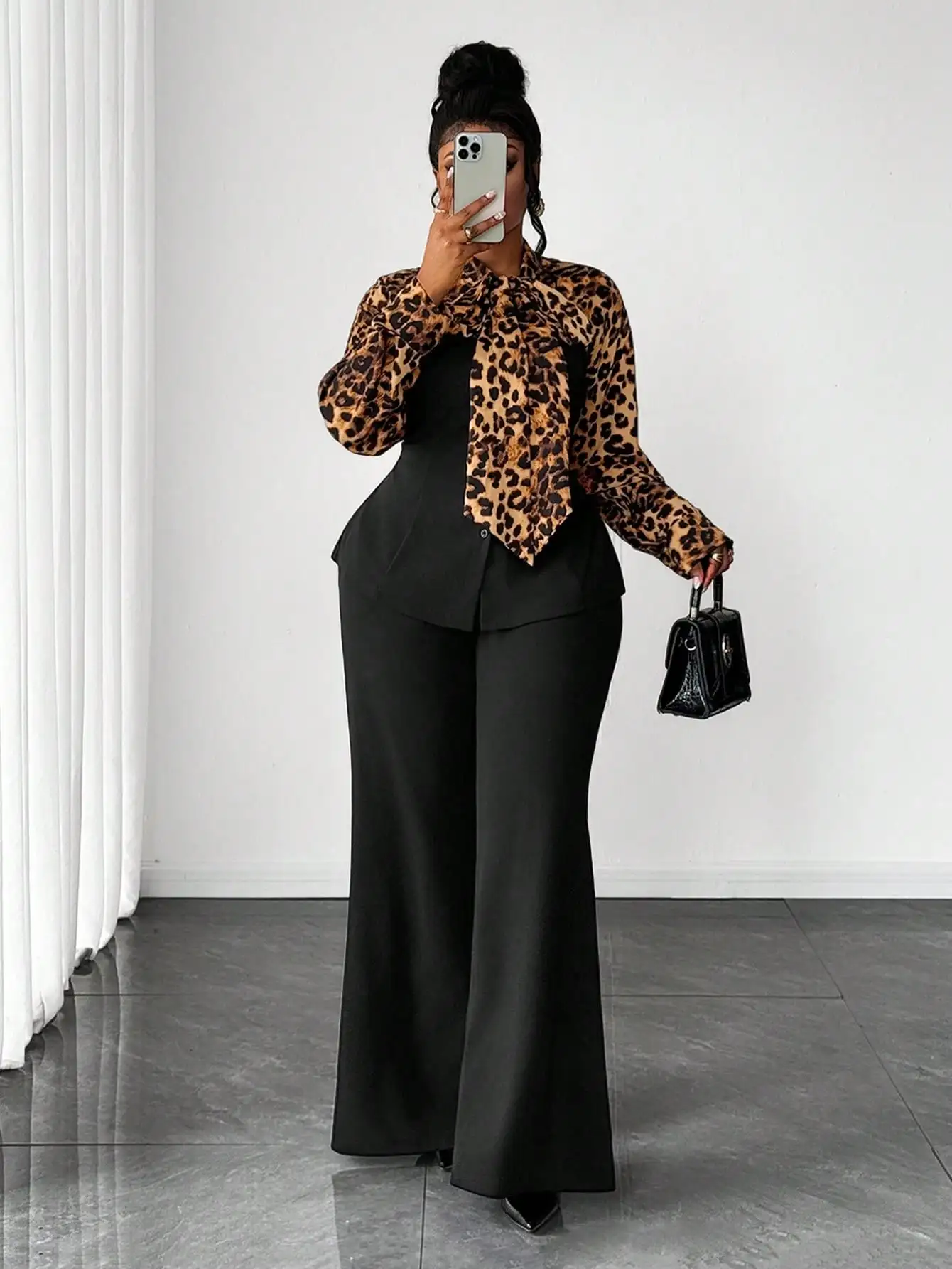 

Комплект из блузки с леопардовым принтом и черных брюк с широкими штанинами для женщин больших размеров, офисный шик