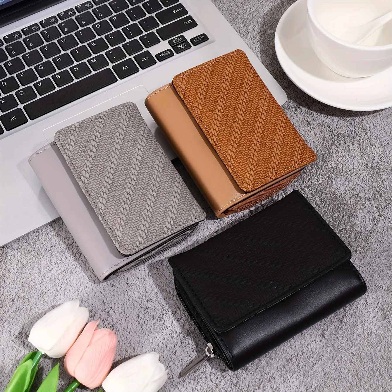 Fashionable simple short trifold men's and women's wallets, business hand holding portable short wallets