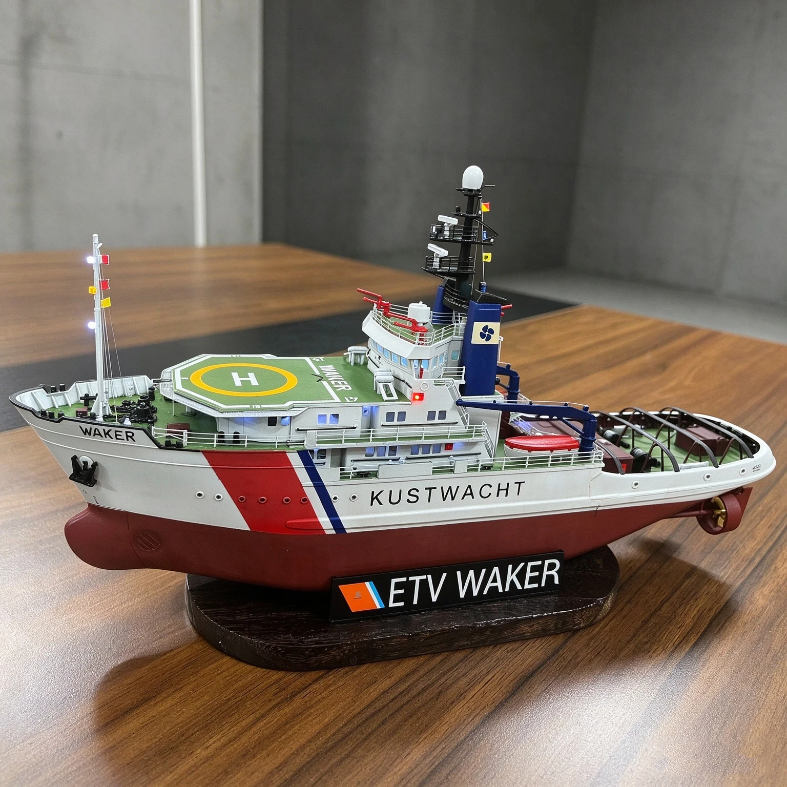 1/200 Finished RTR Boat Model of The Dutch Coastal Rescue Tug Rotterdam EVT Waker Ship Model Ornament Toy 38cm