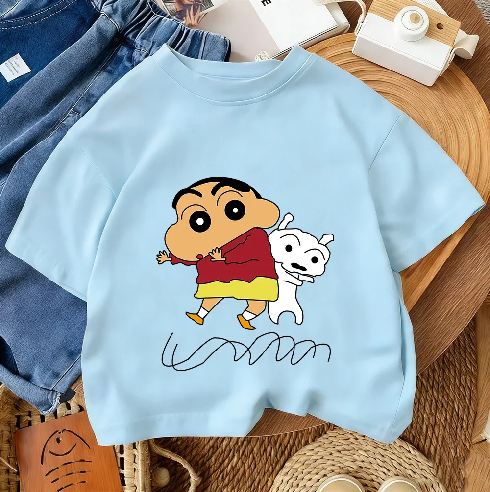

Летняя легкая футболка с милым мультяшным принтом, повседневная уличная одежда в уличном стиле, детская футболка с круглым вырезом Crayon Shin Chan для мальчиков и девочек 3-14 лет