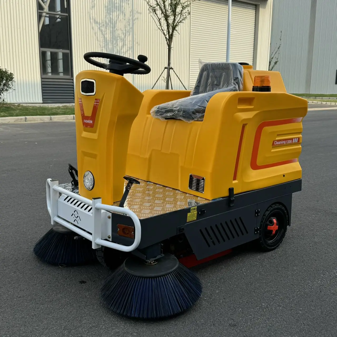 High Quality Private Label Electronic Control System Road Sweeper Truck Angle Sweeper Robot LED Front Headlights Anti-Puncture
