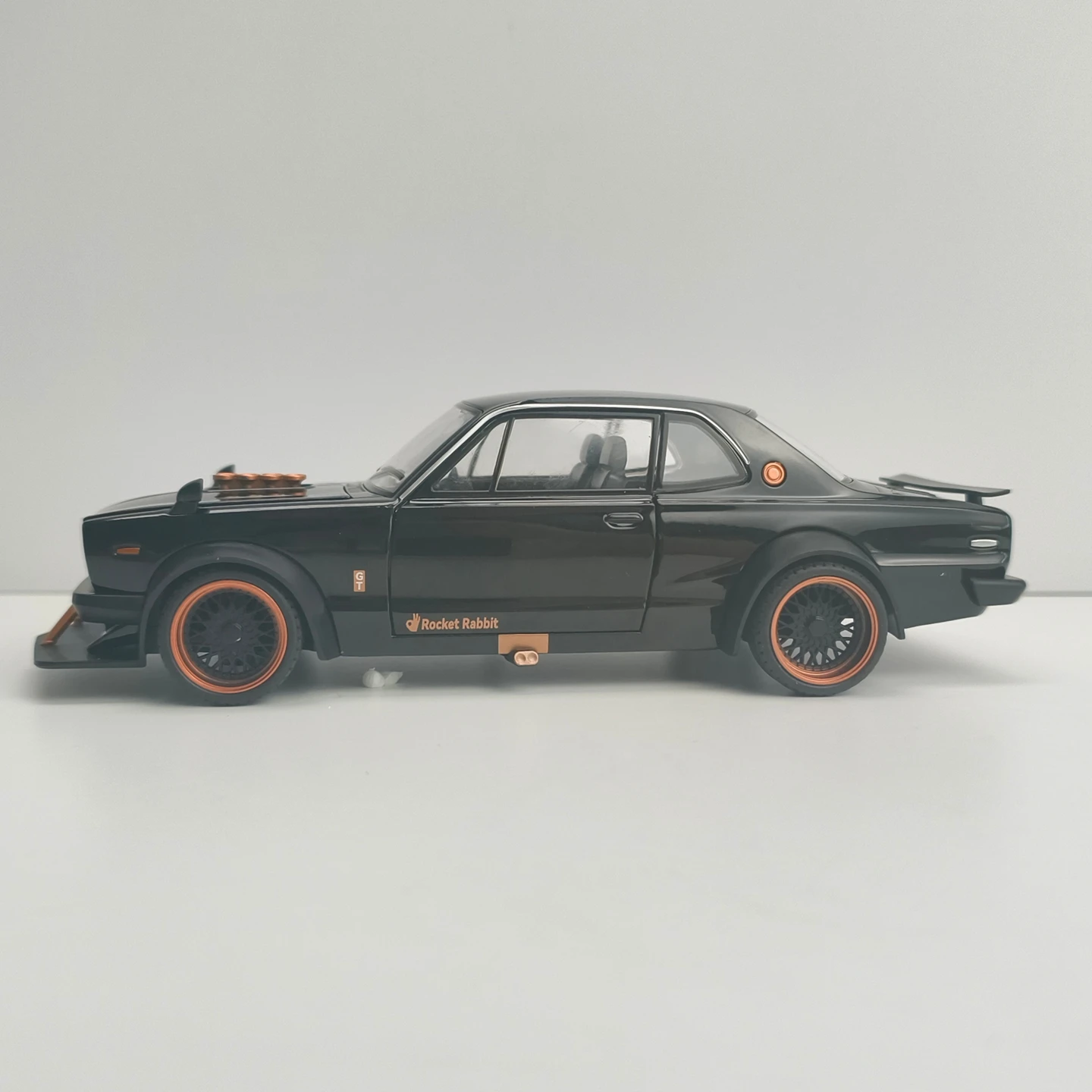 1: 22 simulation Nissan's V8 alloy car model doors and engine hood, trunk can be opened has  sound and lighting functions