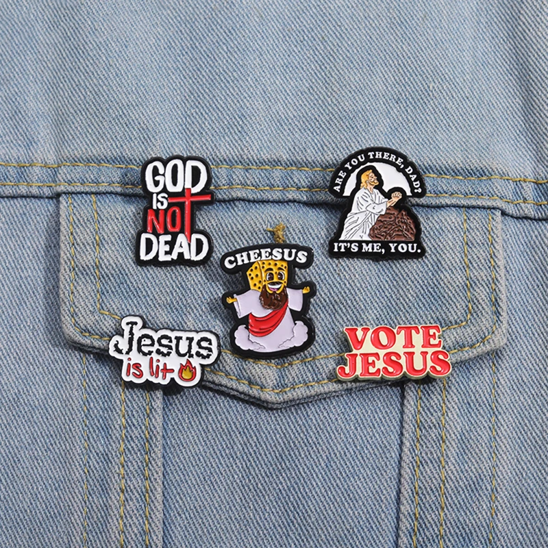 Não é morto pinheiros lapela emblemas sagrado jesus jóias presente para amigos jesus está iluminado esmalte broche personalizado deus