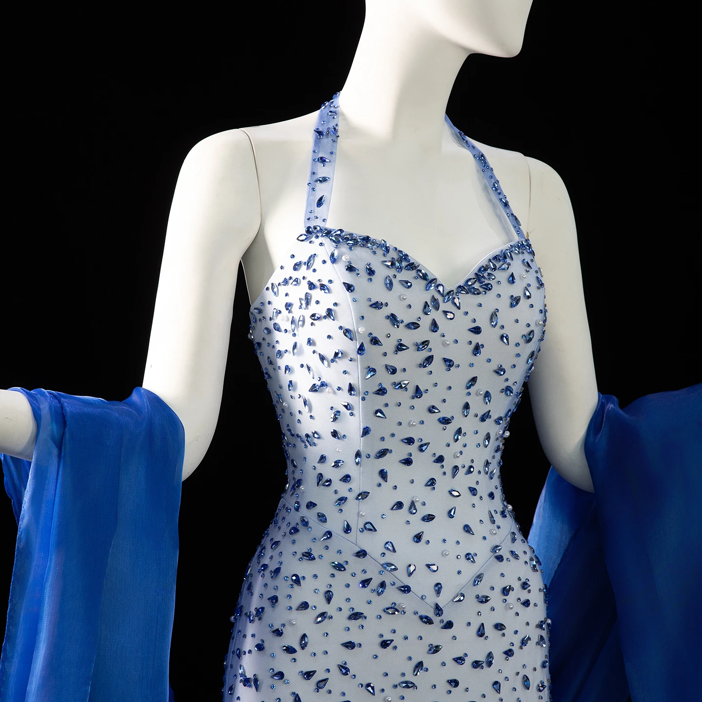 Sharon Said Blaues Etuikleid mit Cape, Luxuriöses Kristall-Neckholder-Rückenfreies Abendkleid für Damen, SS715 Maßanfertigung – Detail 10