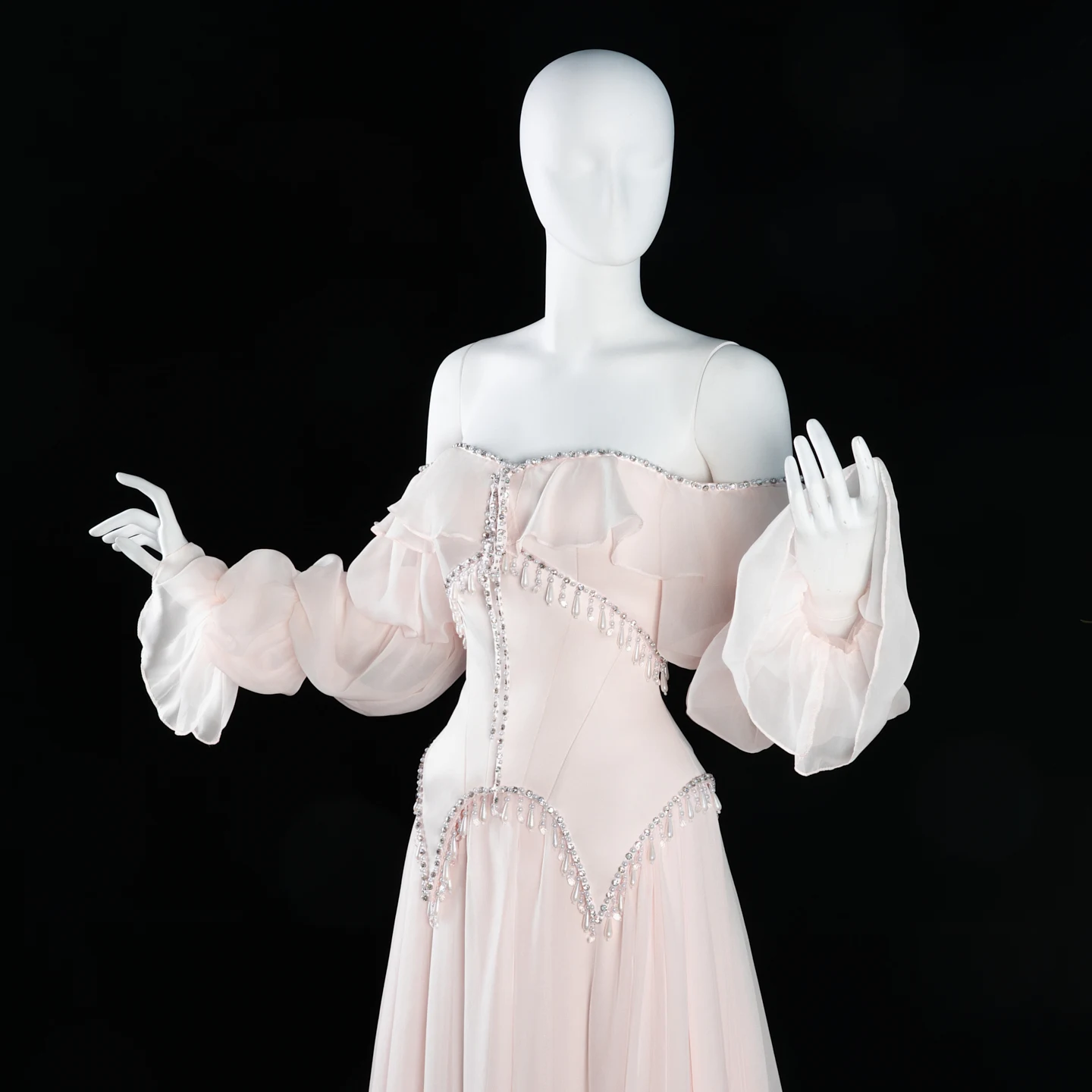 Sharon Said Luxuriöses Perlenrosa Abendkleid, schulterfrei, mit Rüschen, langen Ärmeln, Quasten, Chiffon, A-Linie, formelles Partykleid SS412, maßgeschneidert – Detail 10