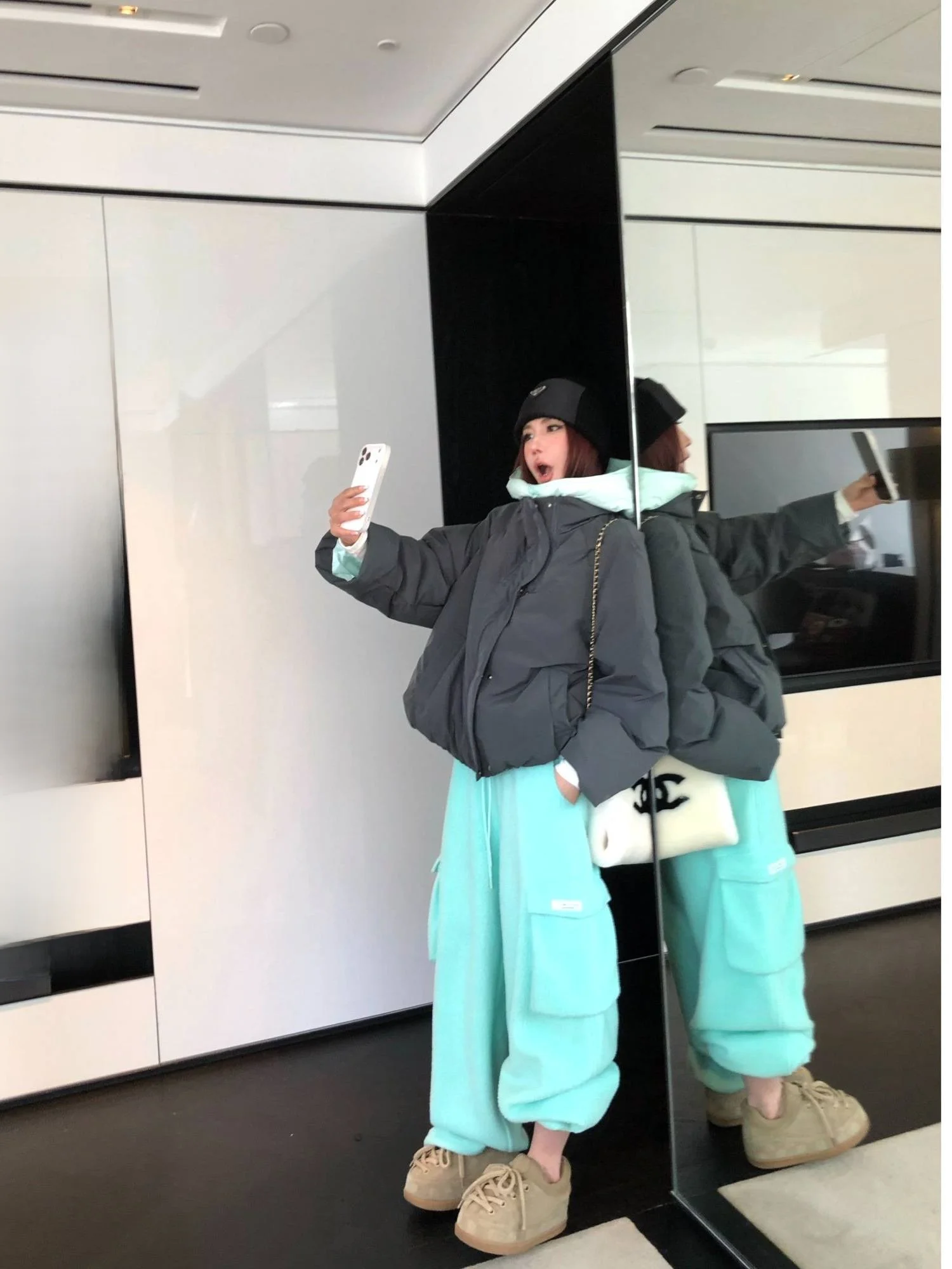 

Новая женская пуховая куртка в американском ретро-стиле, свободного кроя, теплая, белая, с капюшоном, весенняя верхняя одежда.