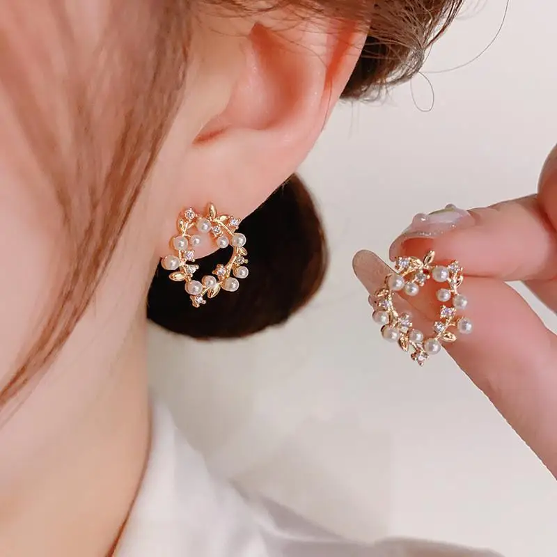 Cute Golden Garland Shape Stud Earrings for Women Fashion Crystal Imiation Pearl Small Earrings Wedding Party Sweet Jewelry