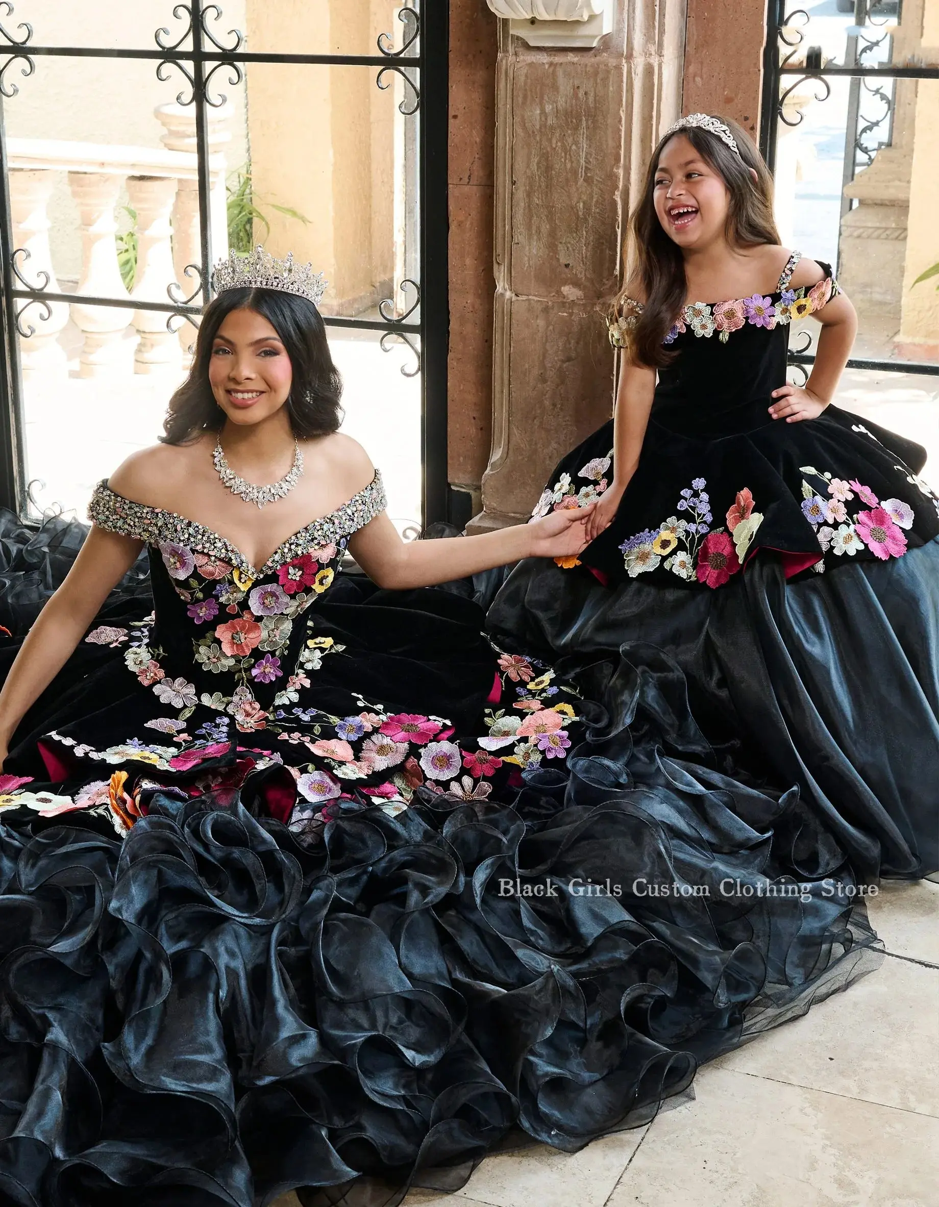 

Gorgeous Mexican Flower Girl Dresses 2024 Mini Quinceanera Dresses Black 3D Floral Applique Satin Poncho فساتين سهرة