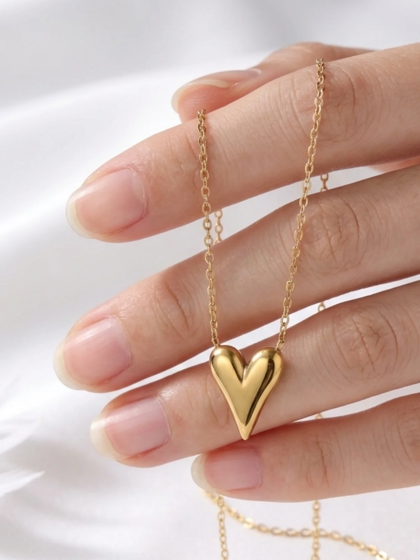 1 Piece of Stainless Steel 18K Gold-Plated Pointed Three-Dimensional Heart O-Shaped Chain Clavicle Chain, Minimalist Luxury Style Necklace, Suitable for Women for Commuting, Dating, Gift-Giving, and Versatile Accessory Wear