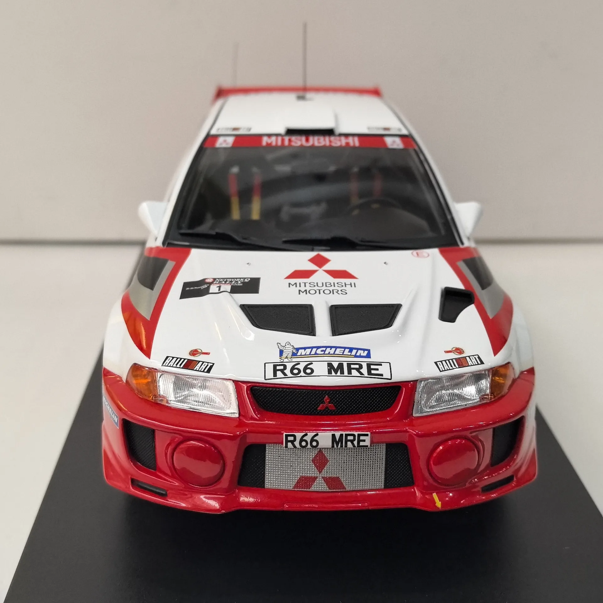 Moulé sous pression IXO 1/18 Échelle MITSUBISHI LANCER EVO V # 1 modèle de voiture de course en alliage Mitsubishi, jouet à collectionner, présentoir Souvenir cadeau