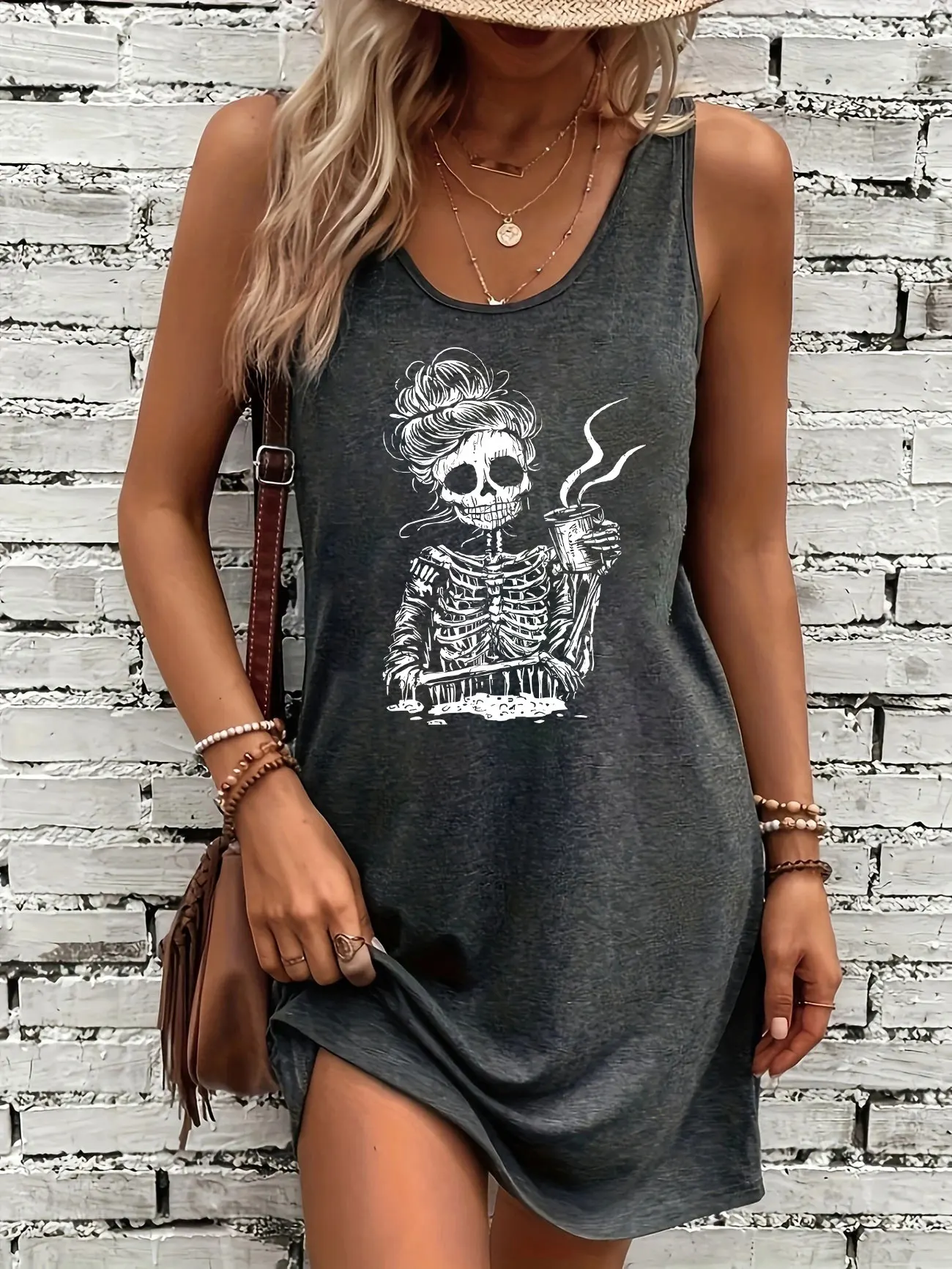 Ärmelloses Sommerkleid für Damen, lässiges Damenkleid mit grafischem Aufdruck „Messy Bun Skeleton Holding Coffee“. – Detail 1