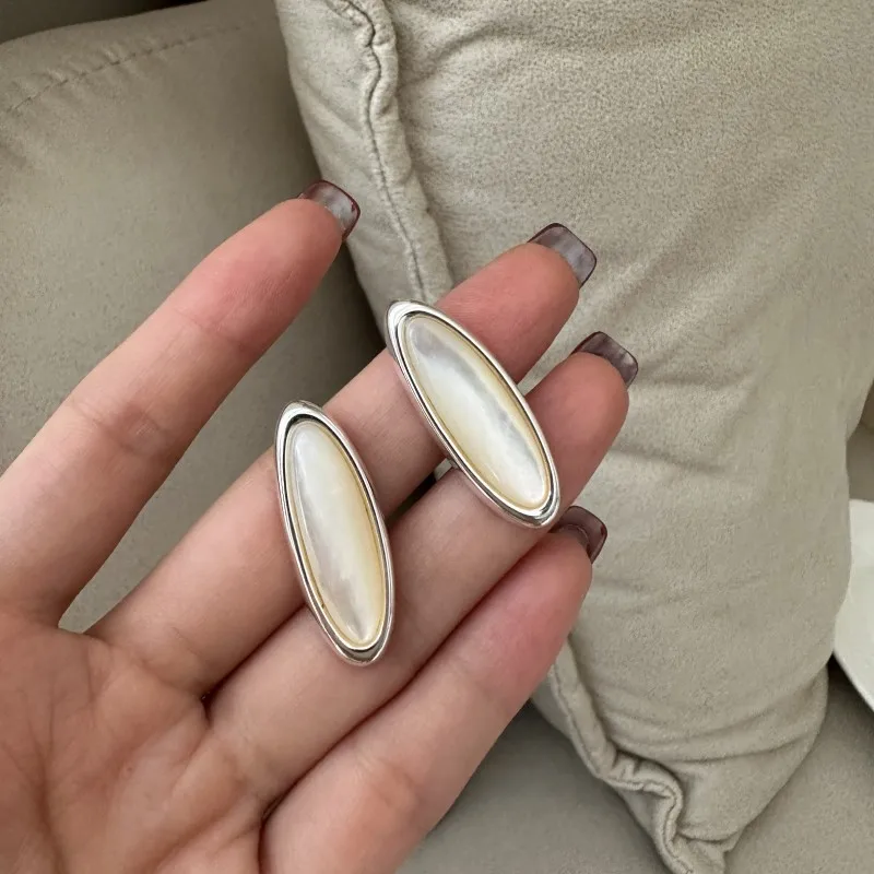 

S925 Sterling Silver Niche Design White Shell Earrings One Word Heavy Industry Retro Fashion Ear Jewelry Wholesale