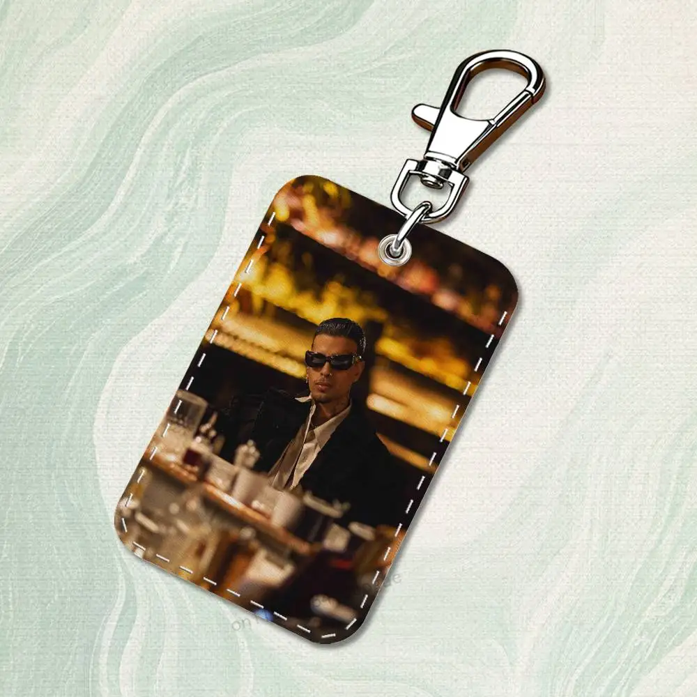 ซองใส่บัตรรูปทรงสี่เหลี่ยมผืนผ้าพร้อมพวงกุญแจหนัง รุ่น Singer R-Rauw A-Alejandro สำหรับใส่บัตรประจำตัว บัตรเข้าออก หรือใช้เป็นพวงกุญแจ