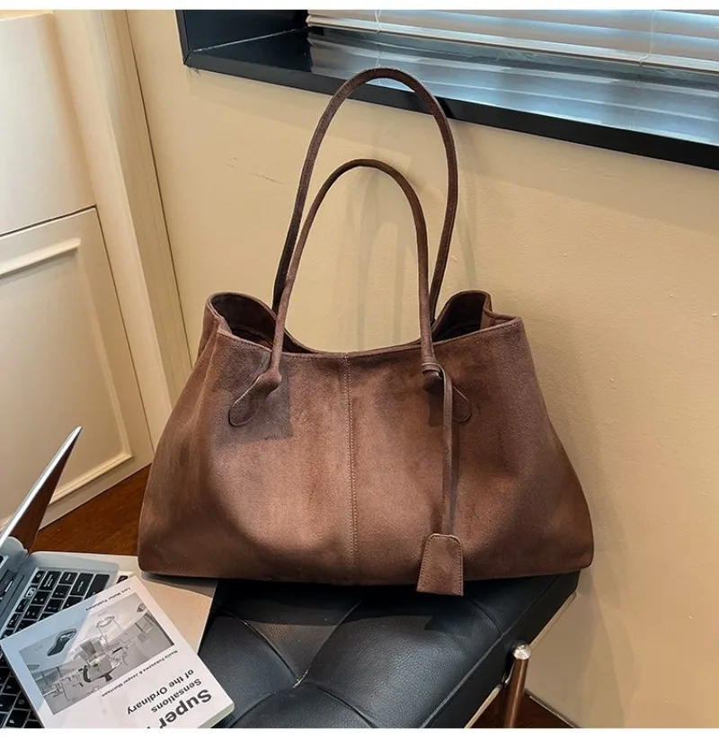 Damen-Schultertasche aus braunem Kunstwildleder, Lässiger Minimalistischer Stil für Tägliche Aufgaben, Wochenendausflüge & Alltägliche Arbeitshandtasche – Detail 17