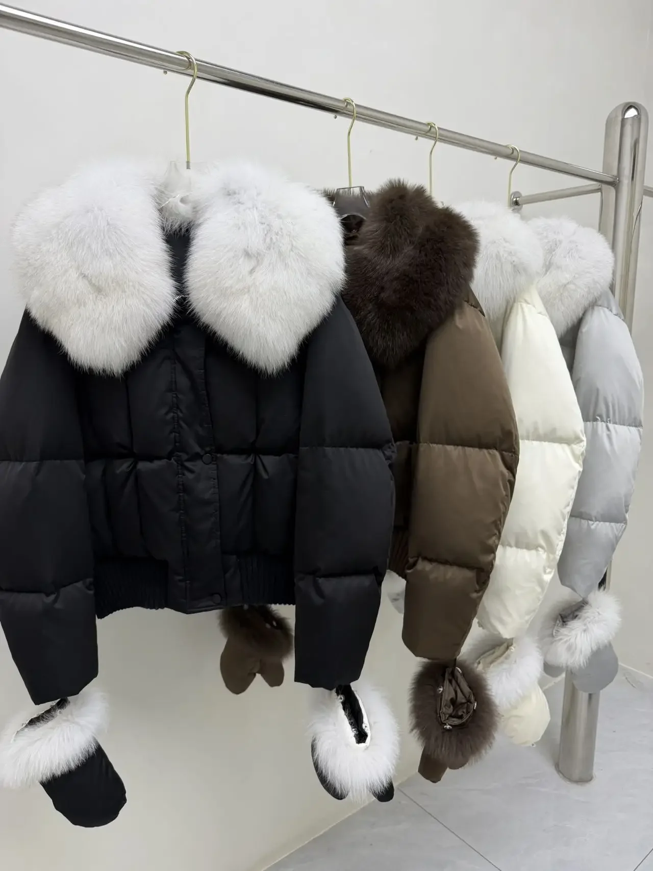 OFTBUY Winterjacke für Damen mit echtem Fuchspelzkragen, abnehmbaren Pelzhandschuhen, einfarbig, kurz geschnitten, Bomber-Stil, Entendaunen – Detail 12