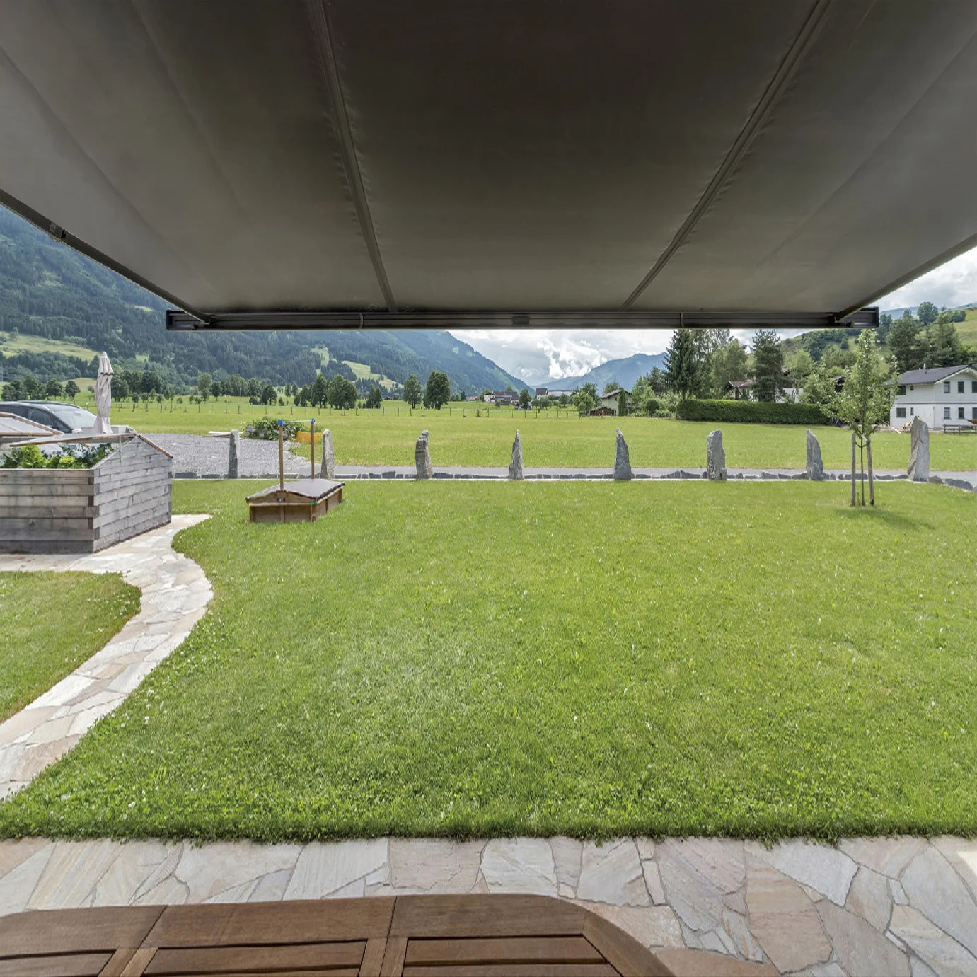 

1800W High Efficiency Solar Awning Roll-Out Architectural Flexible Awning for Outdoor Use Aluminum Alloy Frame