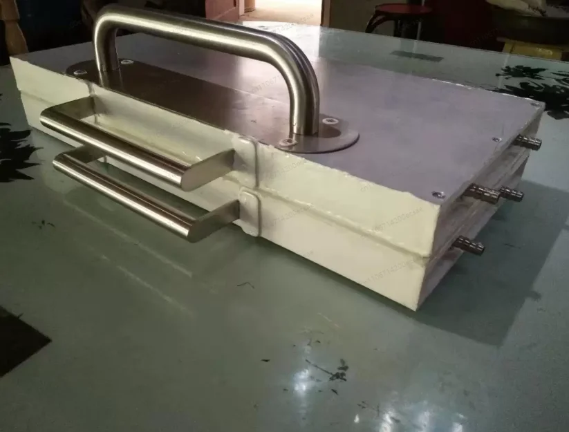Image of Handpresse für Bienenwachs-Grundplatten, Wassergekühlte Bienenwachsform zur Herstellung von Wabenböden für die Imkerei