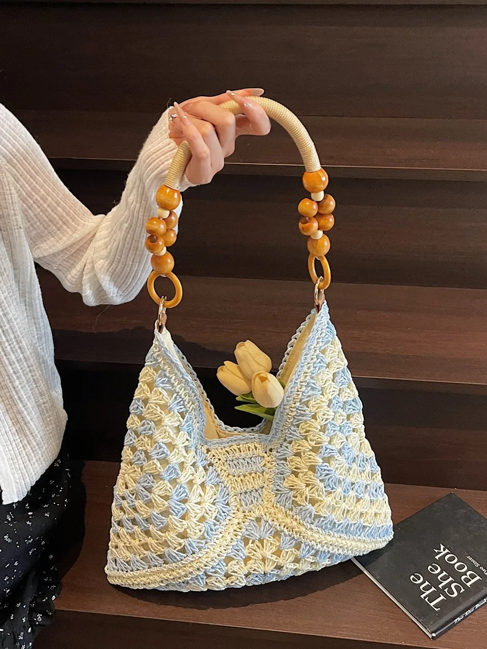 Beach Vacation Straw Woven Bag for Women's New Versatile Commuting Shoulder Bag, Artistic Niche Tote Bag