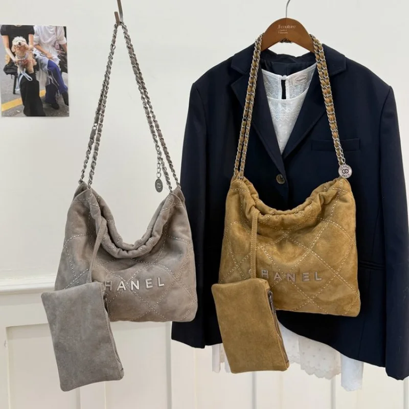 กระเป๋าถือสตรีทำจากหนังลายดาว โดดเด่นด้วยลุคโอสโลที่ทันสมัย น้ำหนักเบา นุ่มสบาย ใช้ได้ทุกวัน ​