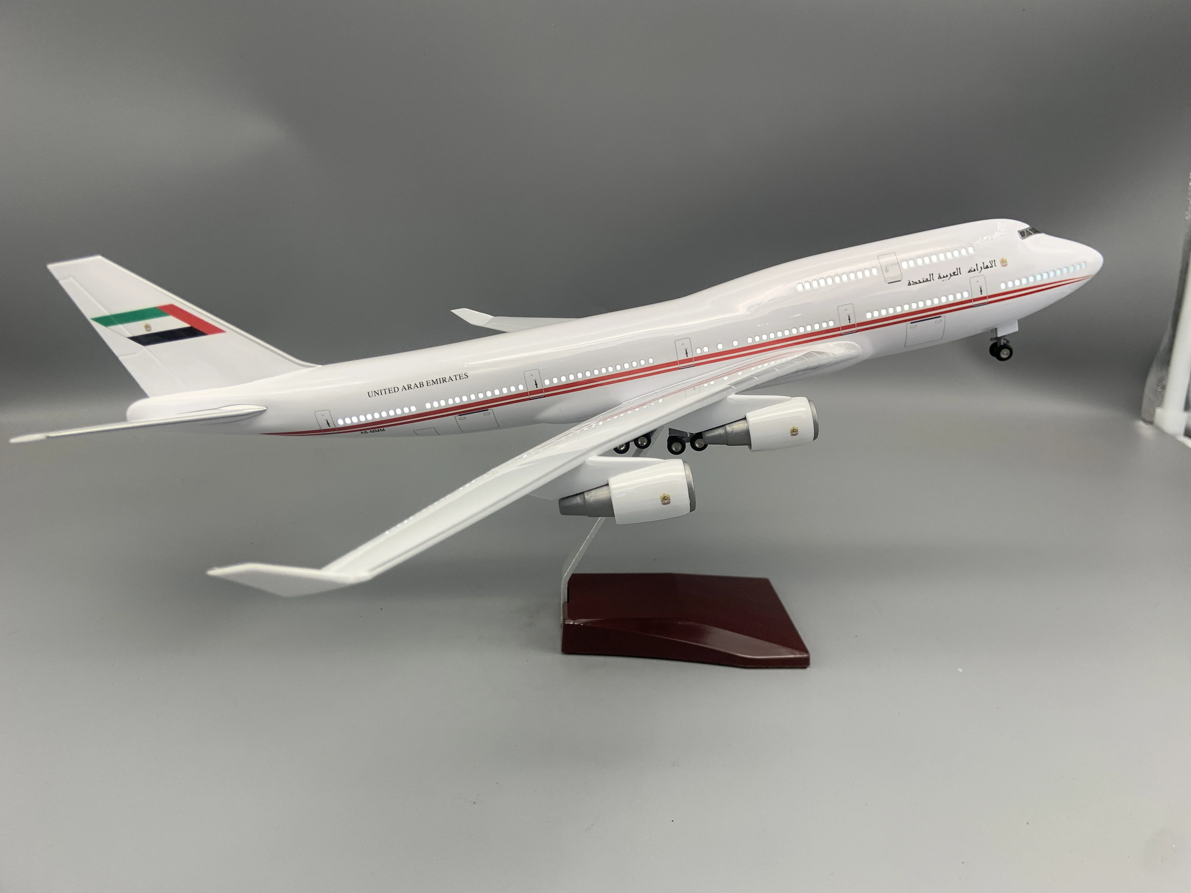 

1:150 Scale Aircraft 747 Emirates Presidential Airplane B747 47cm Miniature Airplane Resin Toy Planes W Lights Wheels Plane