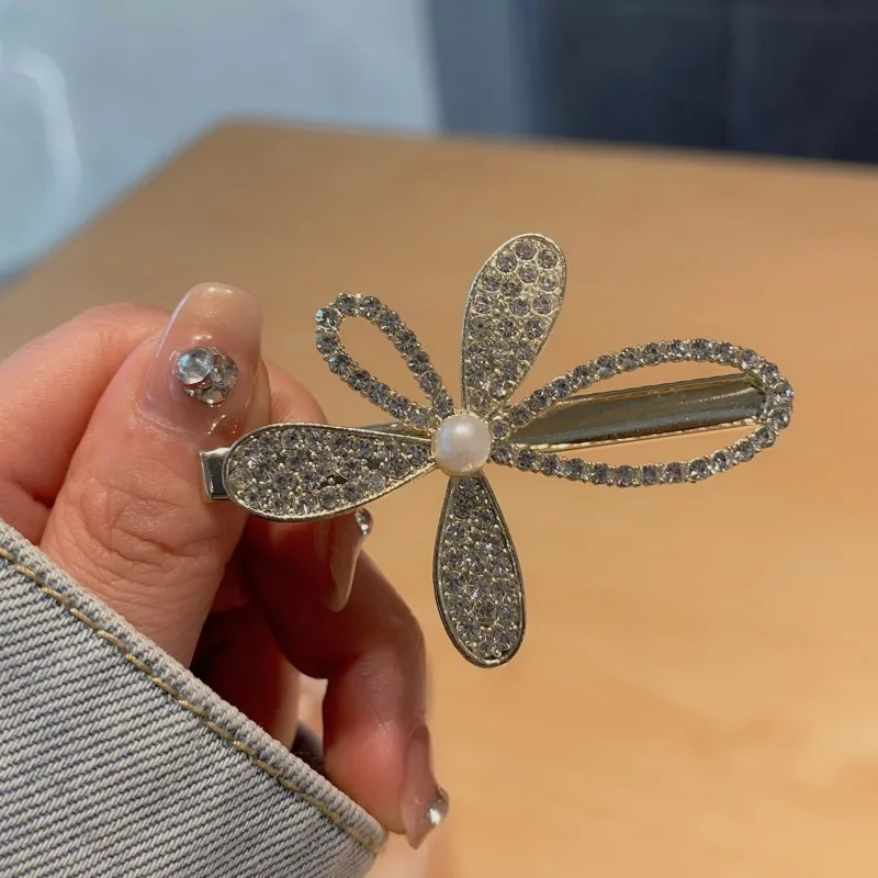 

Luxury INS Viral Rhinestone Five-Petal Flower Hair Clips - Girls' Side Bangs Duckbill Clips, Pearl-Adorned Elegant Accessories.
