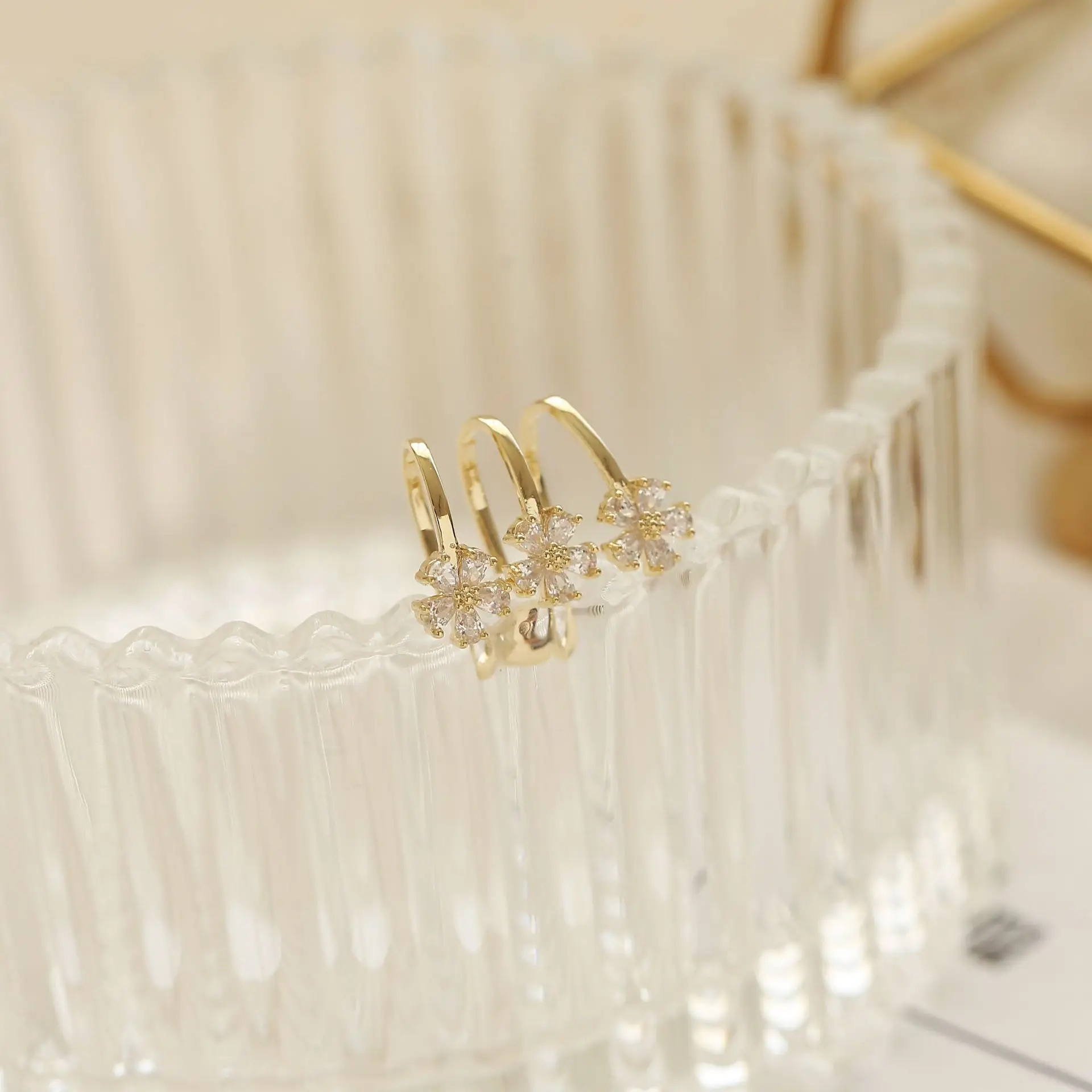 Нишевые зажимы для ушей с цветком-бабочкой без отверстий для ушей, популярные женские заклепки для ушей, простые и элегантные, универсальные и стильные.