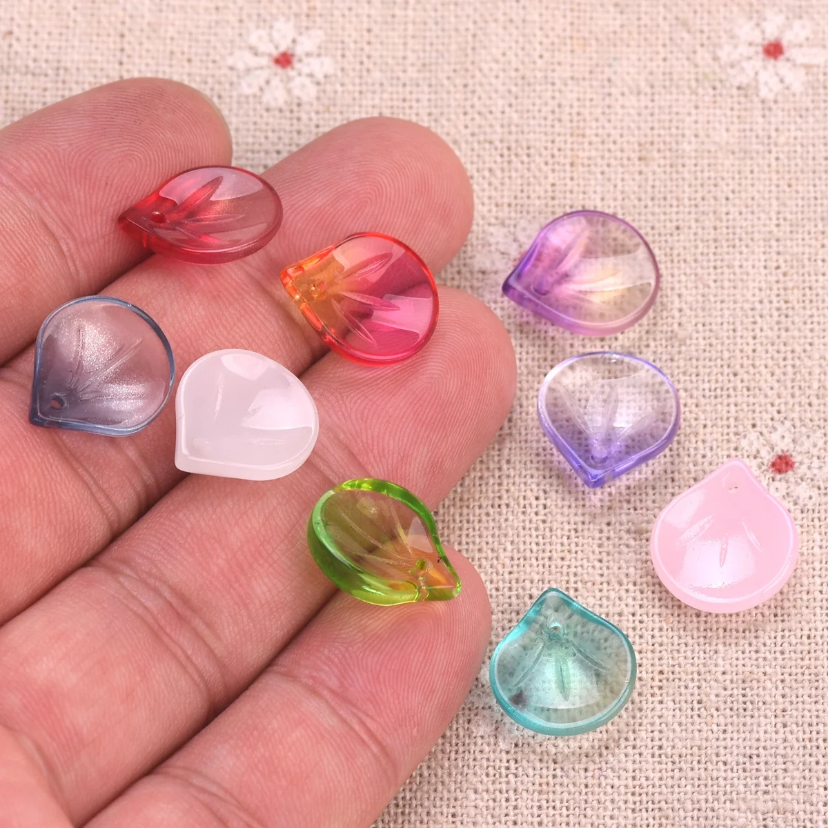 Рисунок 3 - Разноцветные стеклянные бусины в форме лепестков