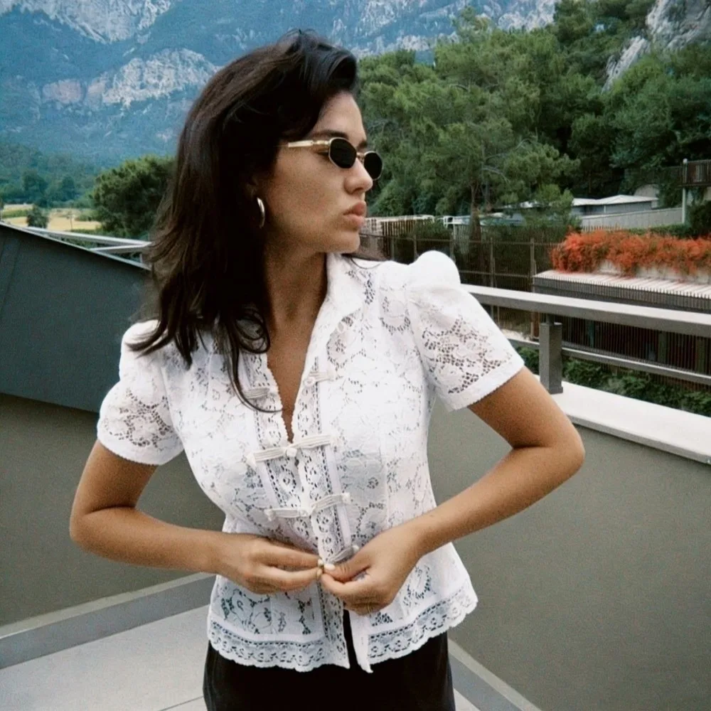 Kurze Bluse mit Puffärmeln und Spitze, schmal geschnitten, mit Spitze und Muster, Hemd mit Froschknöpfen im chinesischen Stil, Damenoberteil, Büro-Lady – Detail 11