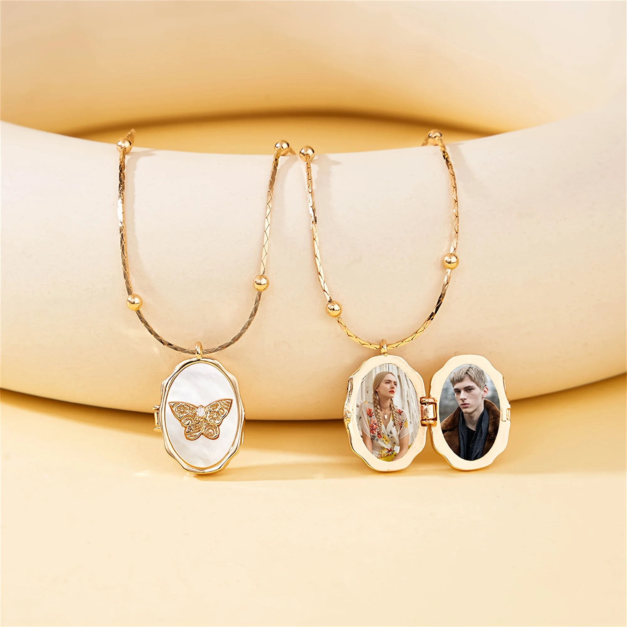 Customized 1/2 Photo Necklace Creative Openable Photo Frame Album Lock Pendant White Shell Butterfly Choker Jewelry Family Gifts