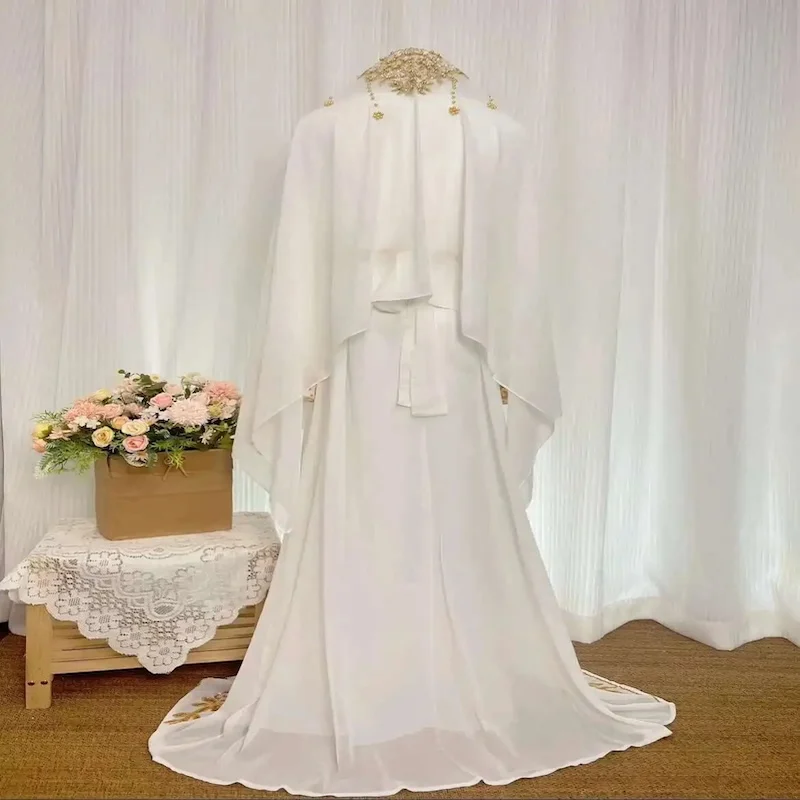 vestido branco dourado