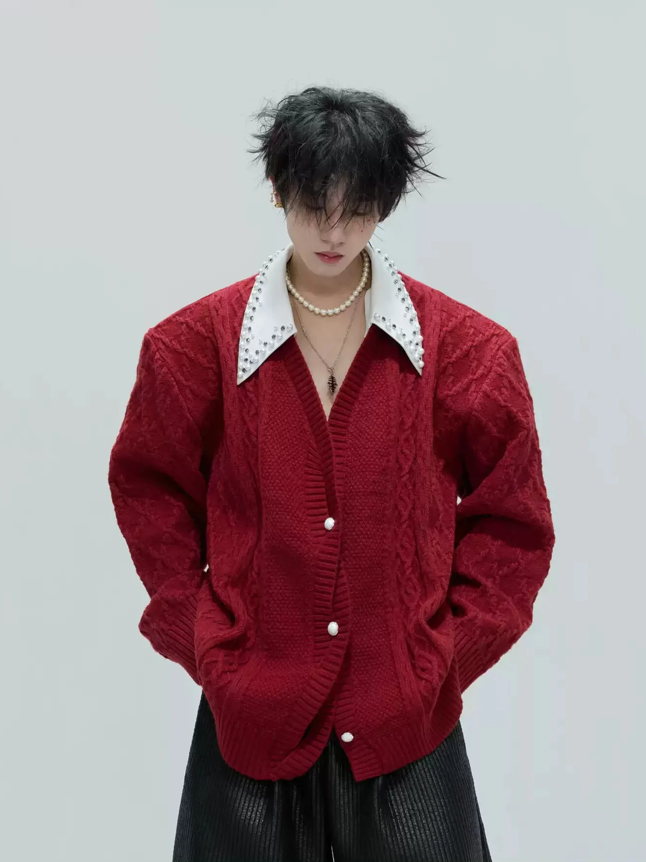 

Fake Two Pieces Retro High-End Light Luxury Pearl Thicken Turn-Down Collar Knitting Cardigan Sweater For Man