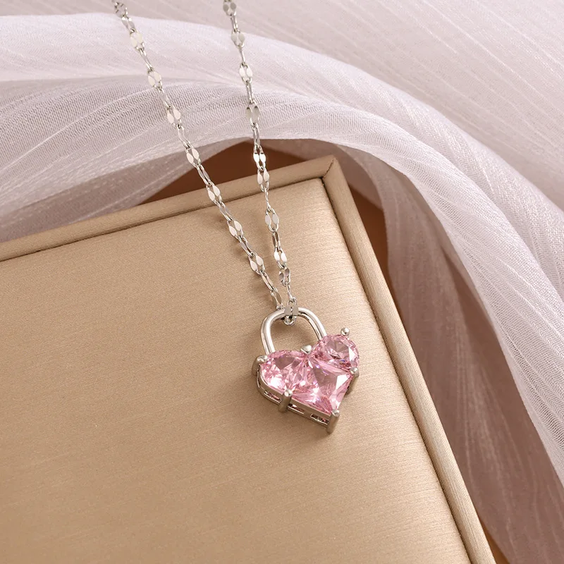 Ожерелье с розовым цирконом, кулон с женским драгоценным камнем в форме сердца и элегантным и компактным дизайном, цепочка на ключицу из титановой стали