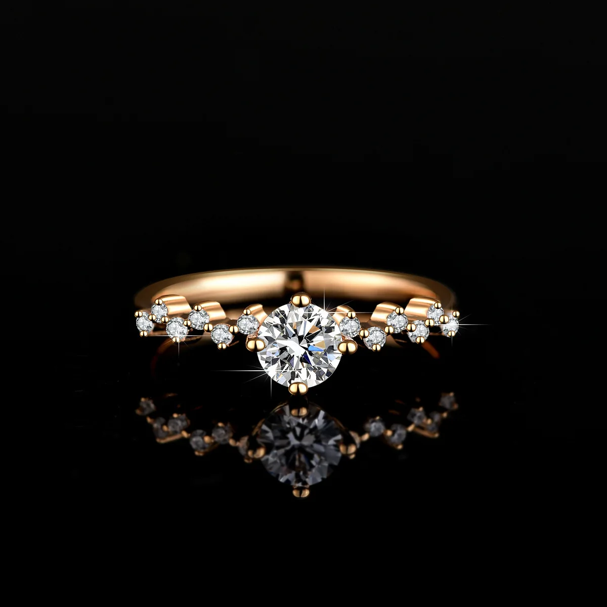 

Платиновое кольцо из 18-каратного золота цвета шампанского с короной принцессы и муассанитом