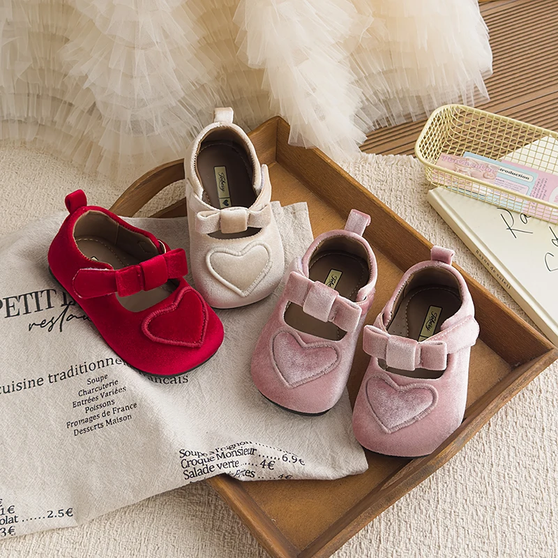 New Toddler Girls Suede Ballet Shoes Sweet Heart Decor Kids Flat Shoes for Wedding Party Children Fashion Causal Leather Shoes