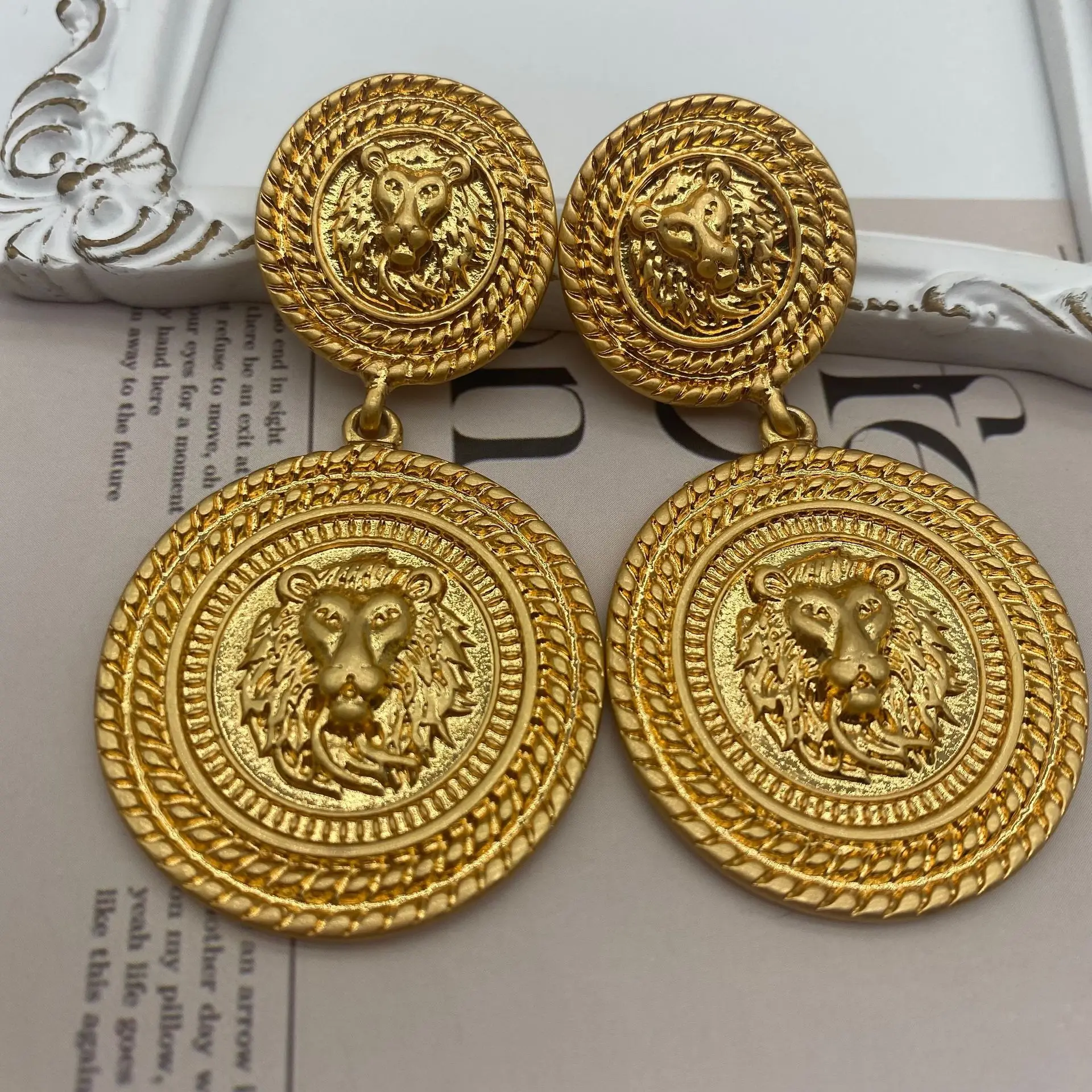 تشينغداو-أقراط رأس الأسد الملك العتيقة في العصور الوسطى ، إبرة ذهبية من الفضة ، مشابك أذن سائدة ، دافئة ، محفورة ، غربية