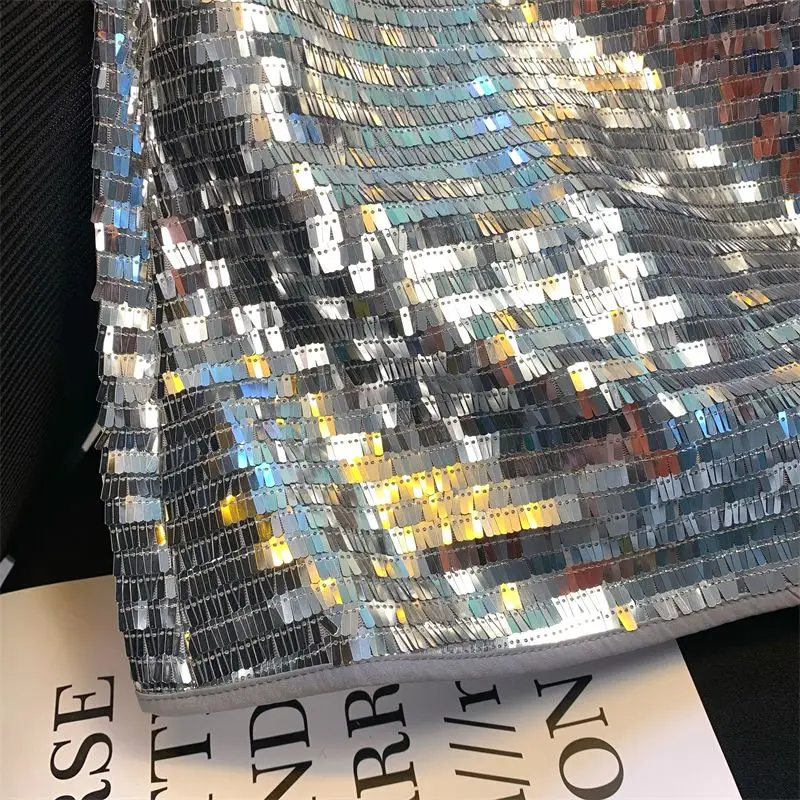 Minissaia evasê de cintura alta com lantejoulas prateadas