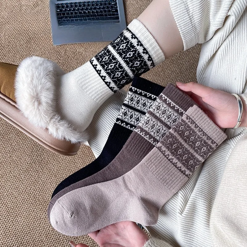 

5 Pairs 2025 Women's Mid-Calf Wool Thermo Socks Ladies Thick Warm Cashmere Cozy Socks Set Fall Winter School Hot Sock Wholesale