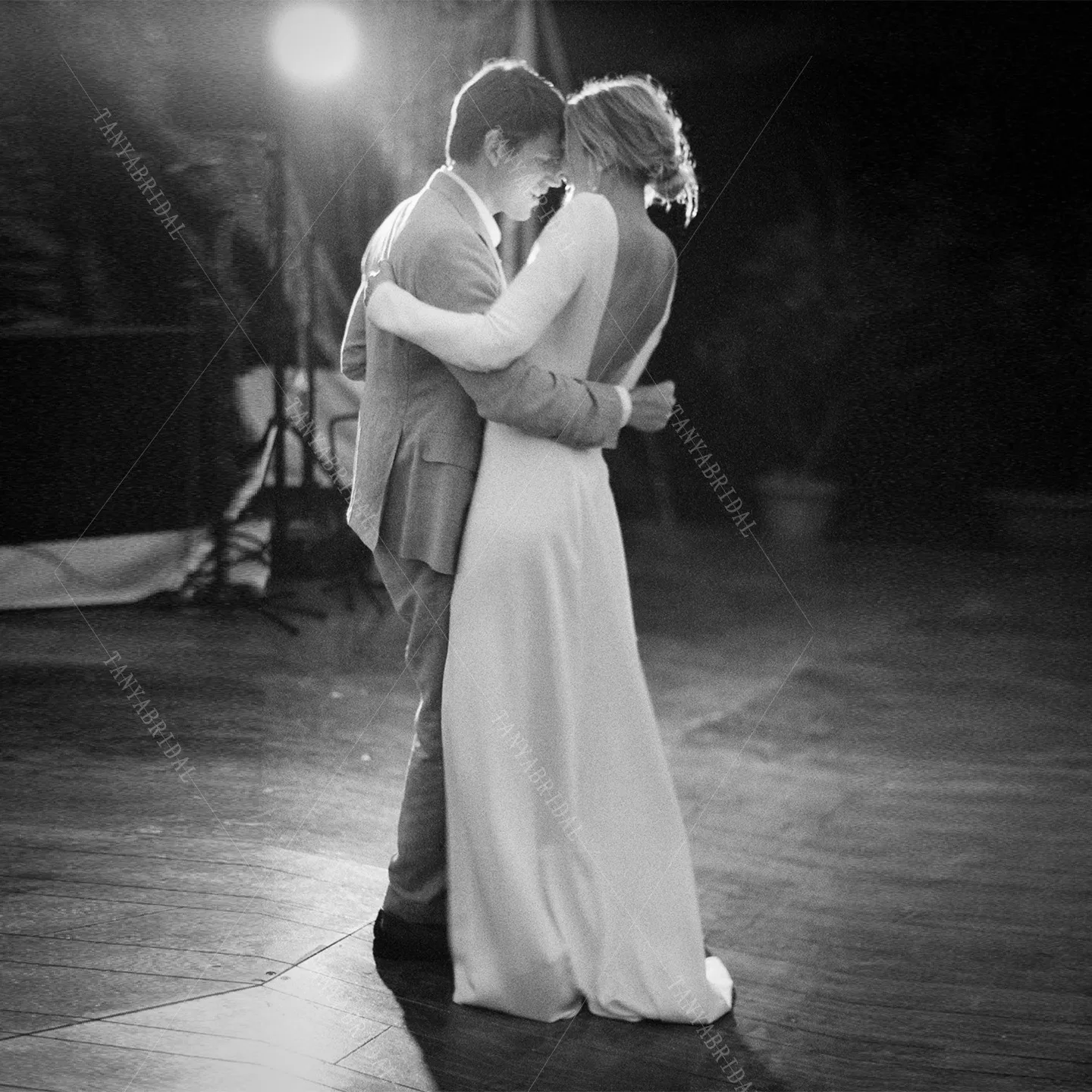 فستان زفاف أنيق من الساتان الناعم بأكمام طويلة بدون ظهر فستان زفاف على شكل حرف A سويب تراين بسيط فستان زفاف لالتقاط الصور TSWD871 #5