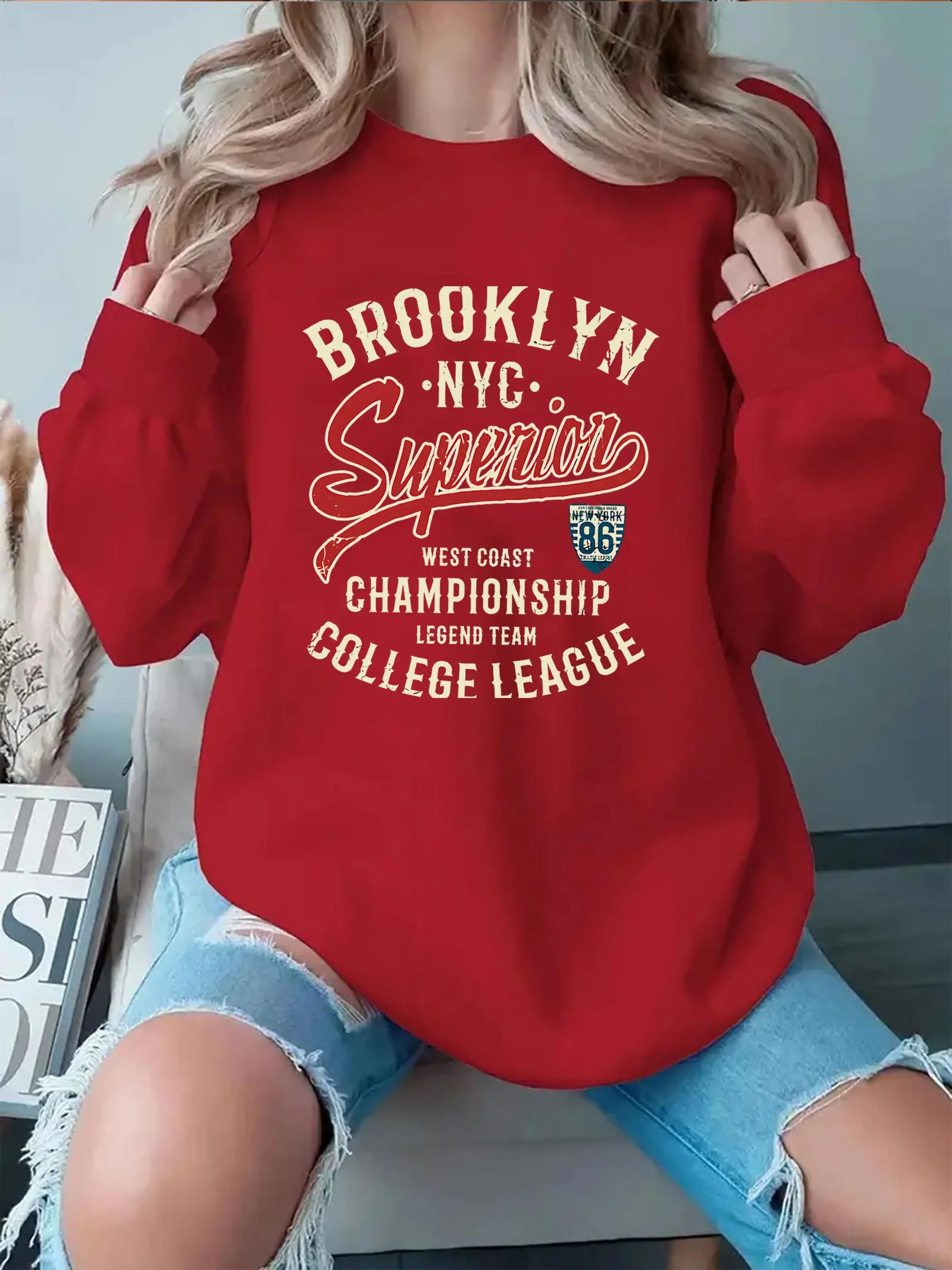 여성용 패션 스웨트셔츠 브루클린 컬리지 얼라이언스 테마 패턴은 '브루클린 NYC 엑설런스'와 같은 단어와 배지를 결합한 것입니다.